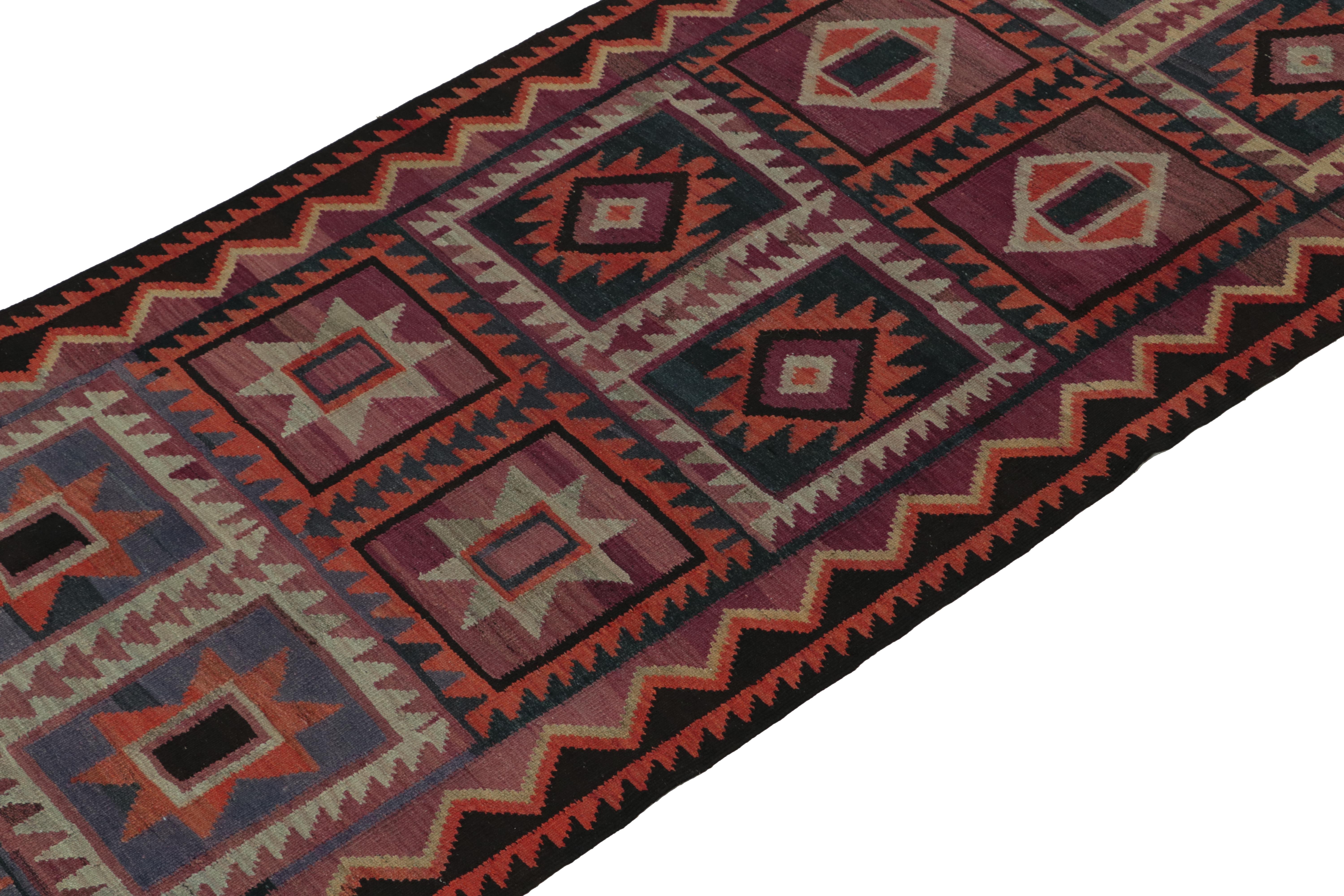 Shahsavan Persischer Kelim in Lila mit geometrischen Mustern von Teppich & Kilim (Türkisch) im Angebot