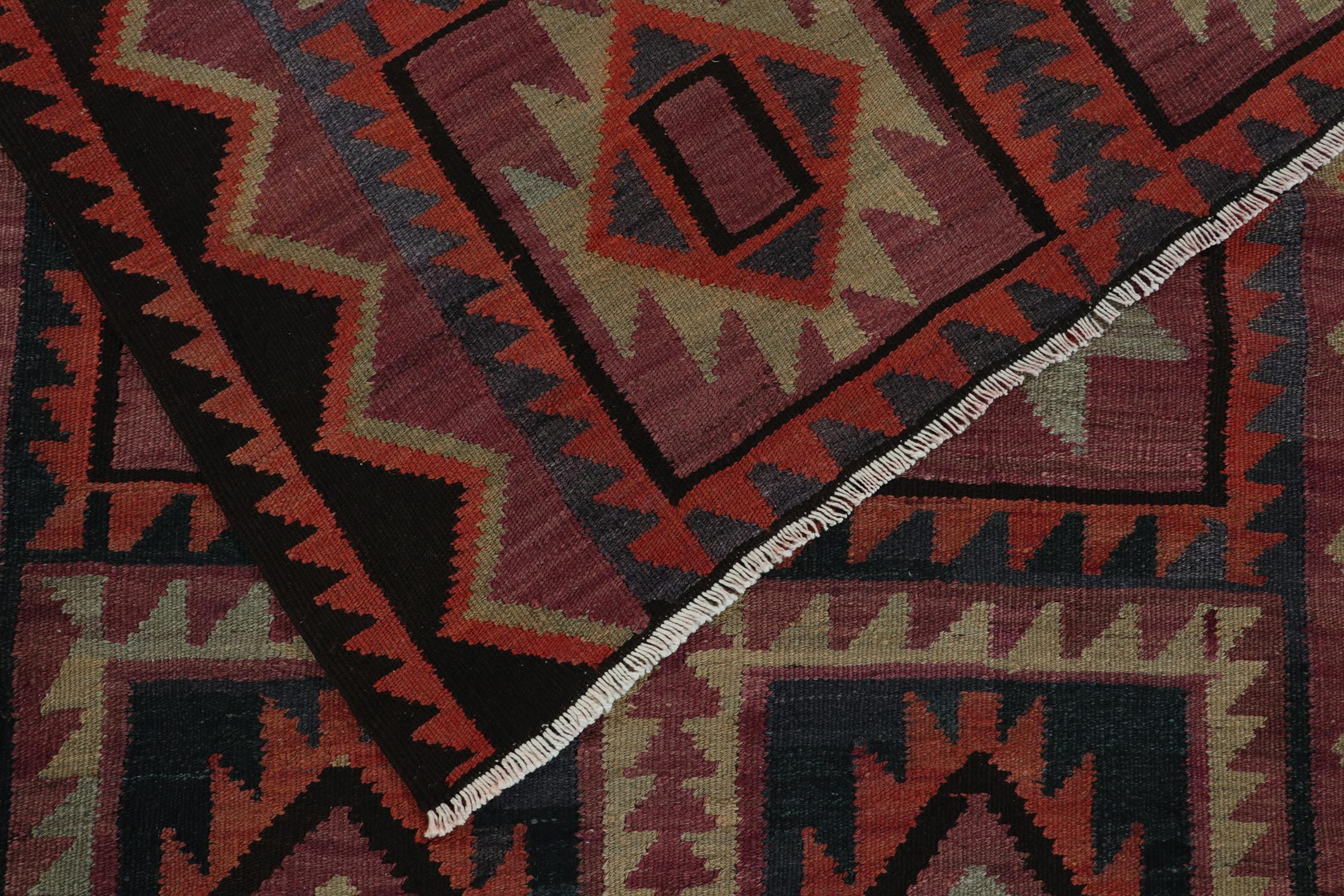 Shahsavan Persischer Kelim in Lila mit geometrischen Mustern von Teppich & Kilim (Mitte des 20. Jahrhunderts) im Angebot