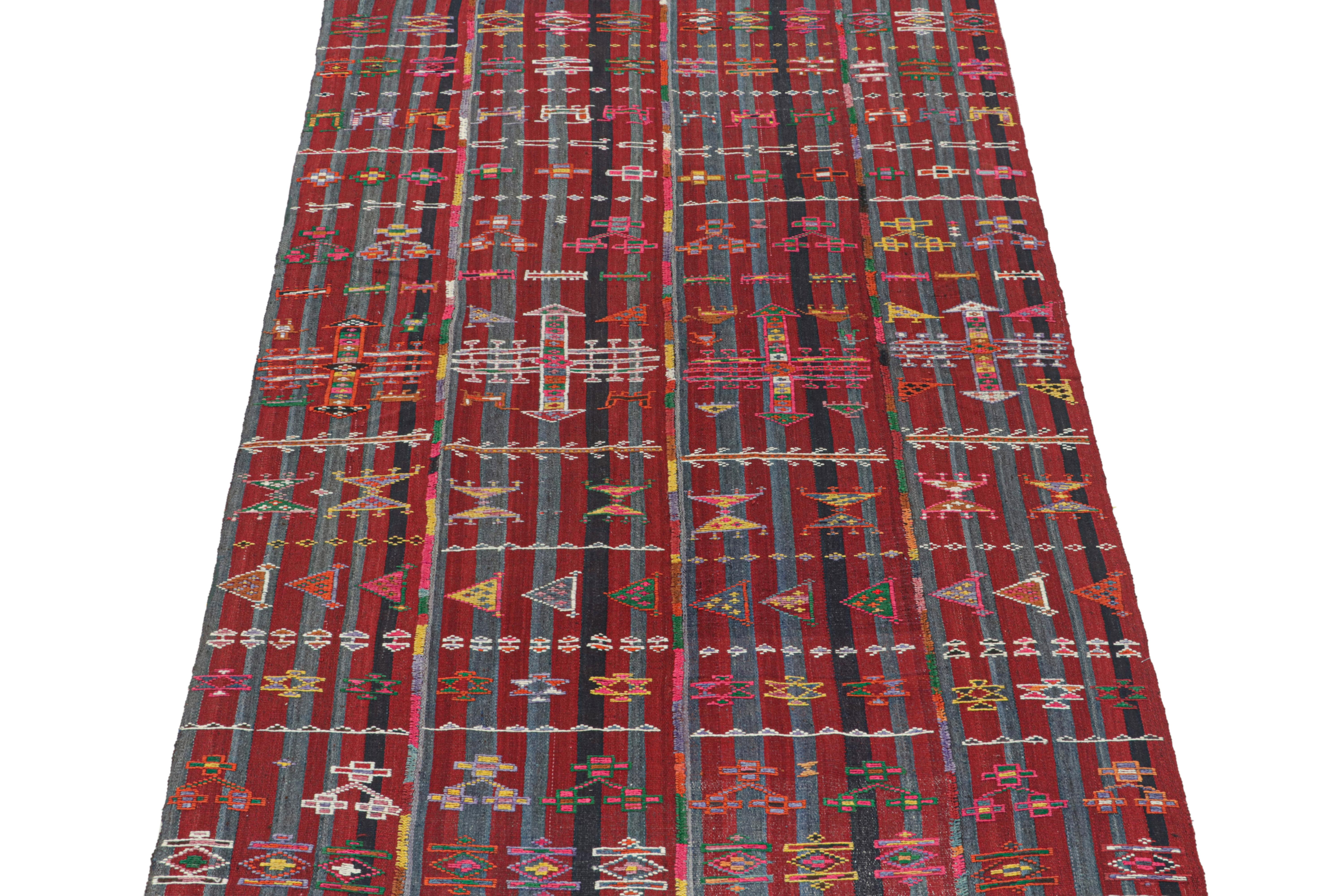 Ce Rug & Kilim persan vintage 6x9 est une pièce du milieu du siècle que l'on pense être un tapis tribal Shahsavan. Tissé à la main en laine, il date des années 1950-1960 et présente un intéressant jeu de styles comme il en existe peu dans sa