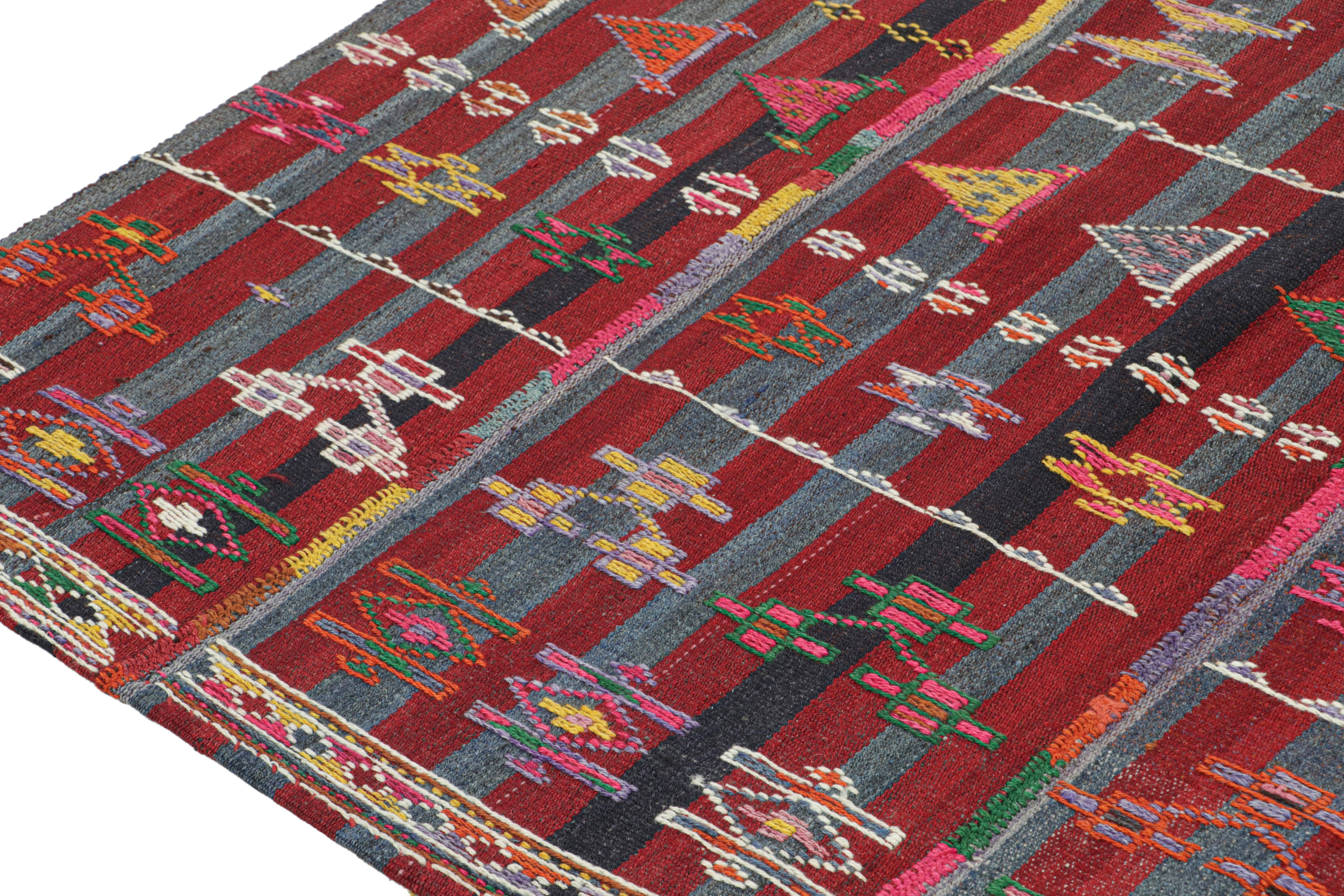 Noué à la main Shahsavan - Kilim persan vintage à rayures rouges et bleues avec motifs multicolores en vente