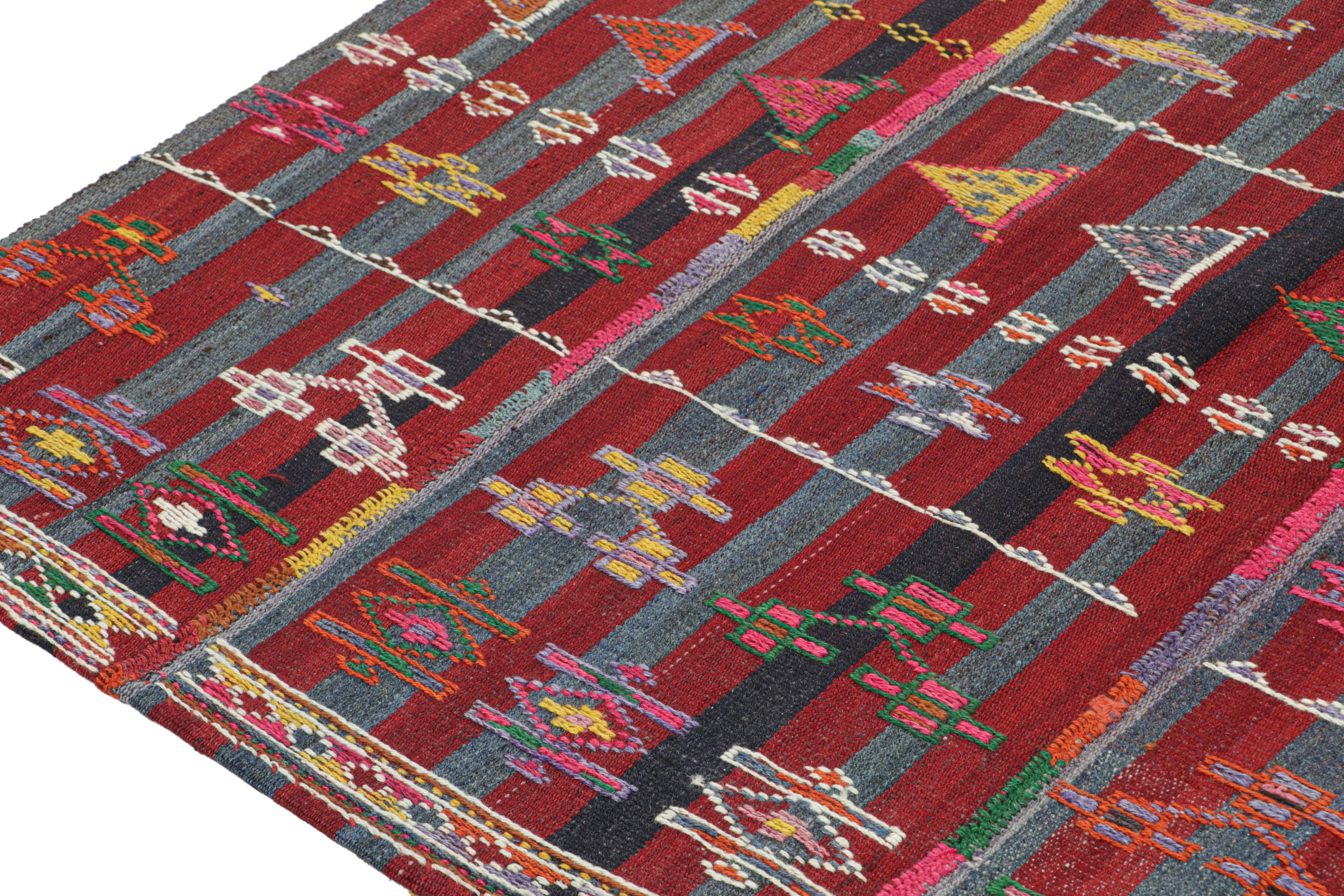 Shahsavan Persischer Vintage-Kelim in Rot und Blau gestreiften Streifen mit mehrfarbigen Mustern im Zustand „Gut“ im Angebot in Long Island City, NY