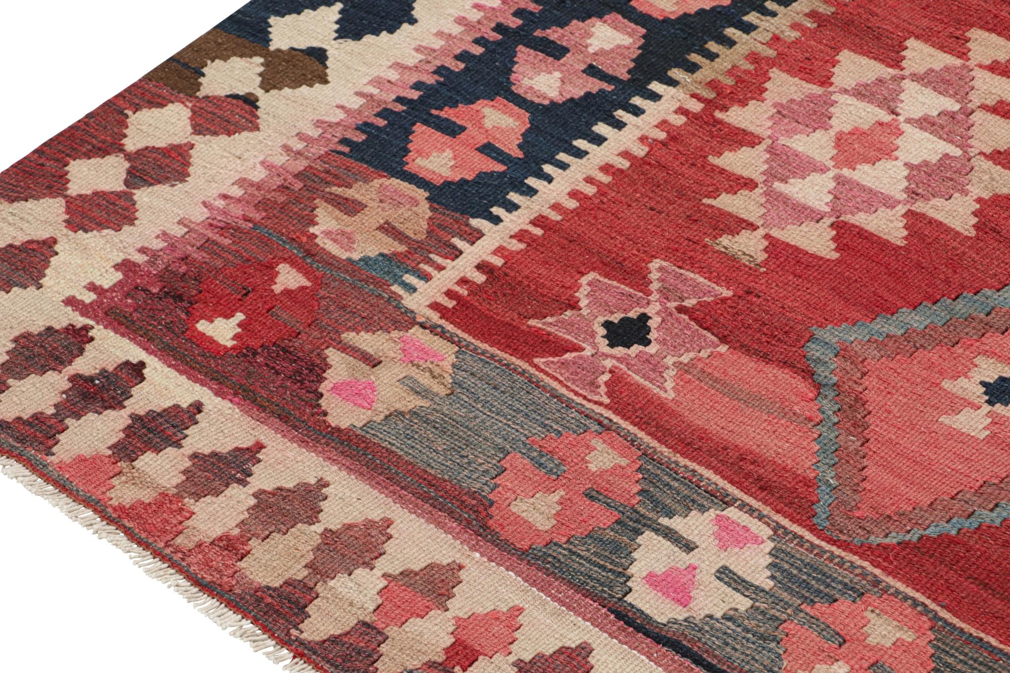 Shahsavan Persischer Kelim in Rot, Blau und Rosa mit Muster (Mitte des 20. Jahrhunderts) im Angebot
