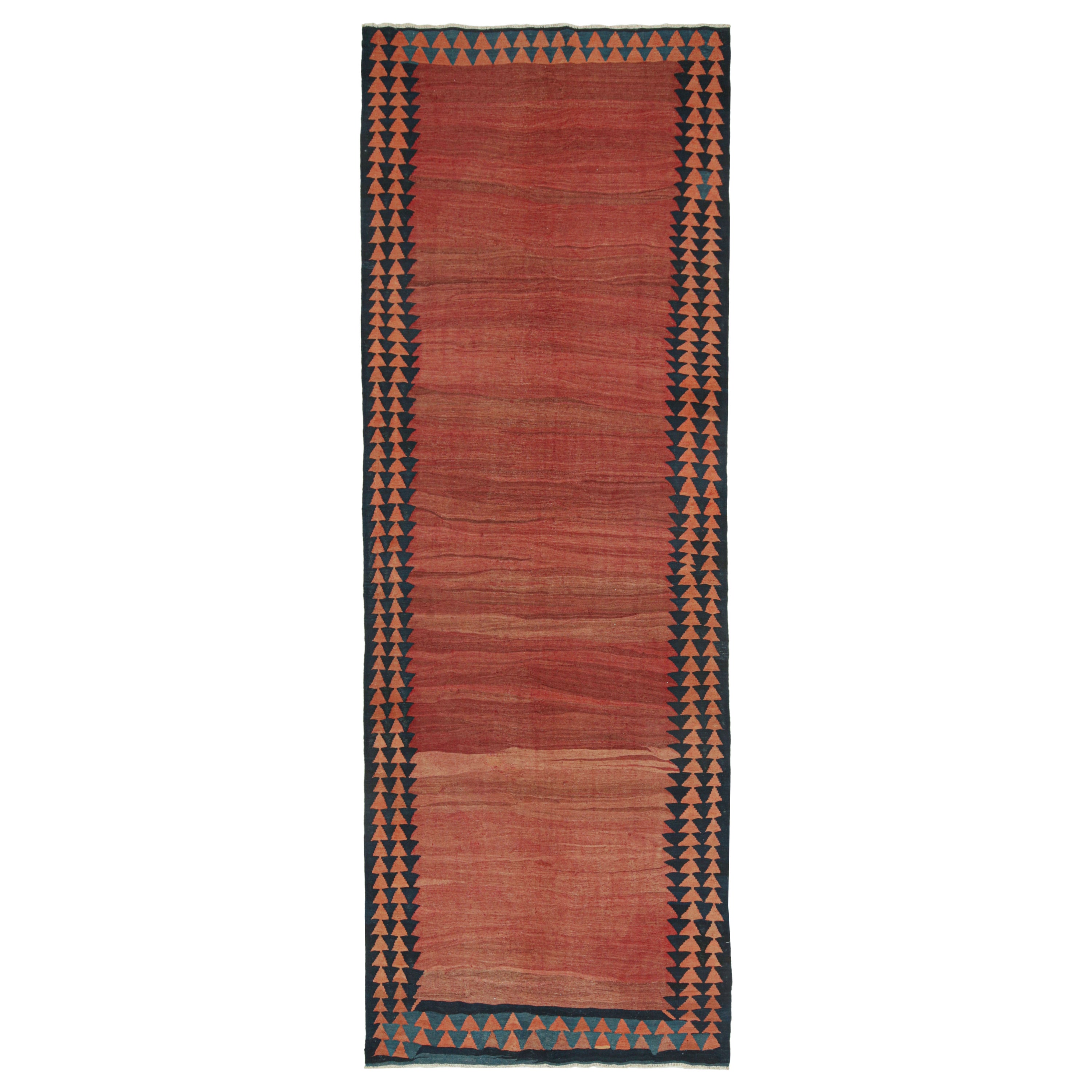 Vieux Kilim persan Shahsavan en champ ouvert rouge et bordure bleue en vente