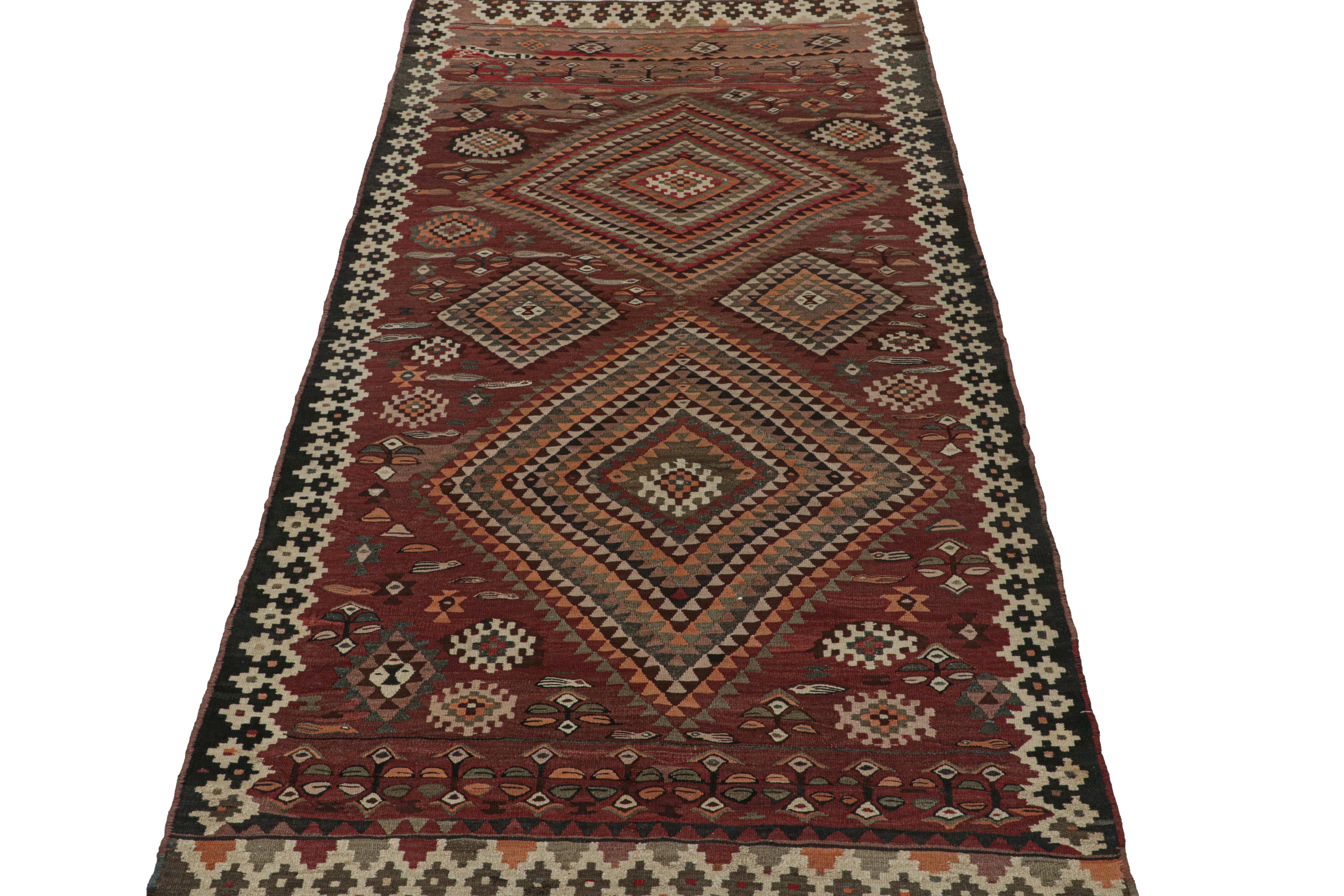 Diese Vintage 5x10 persischen Kilim ist ein vermutlich ein Shahsavan Stammes-Teppich, handgewebt in Wolle ca. 1950-1960. 

Das Design spielt mit Medaillon- und Allover-Mustern und erfreut sich sowohl an satten als auch an leuchtenden Farben in