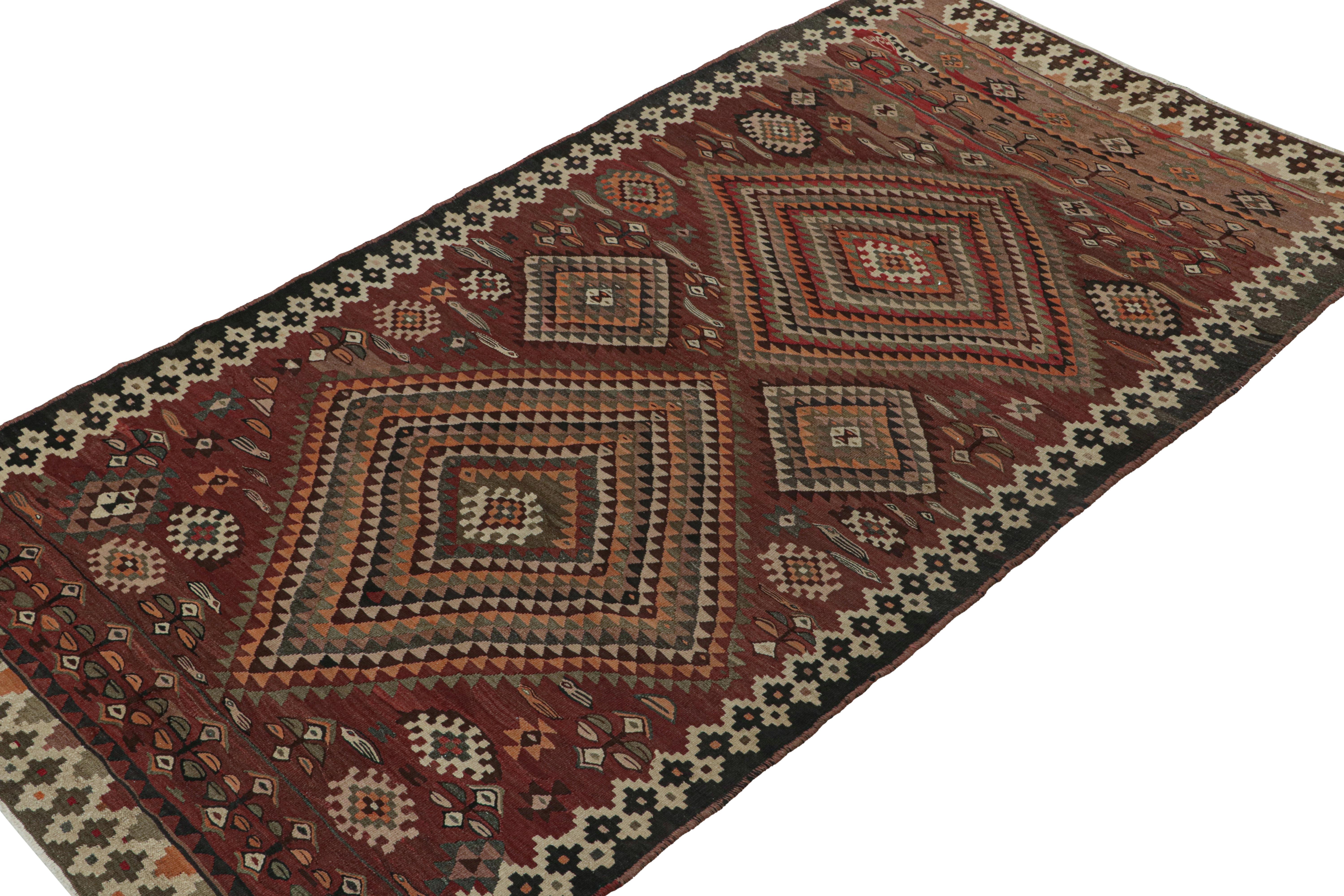 Tribal Tapis & Kilim persan Shahsavan rouge vintage avec motifs géométriques en vente