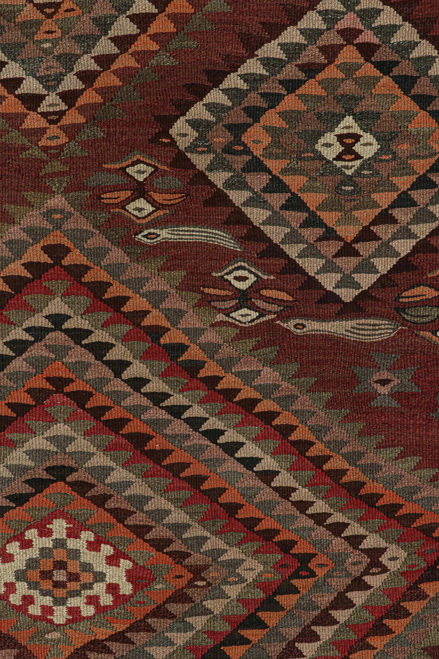 Shahsavan Persischer Kelim in Rot mit geometrischen Mustern von Teppich & Kilim (Mitte des 20. Jahrhunderts) im Angebot