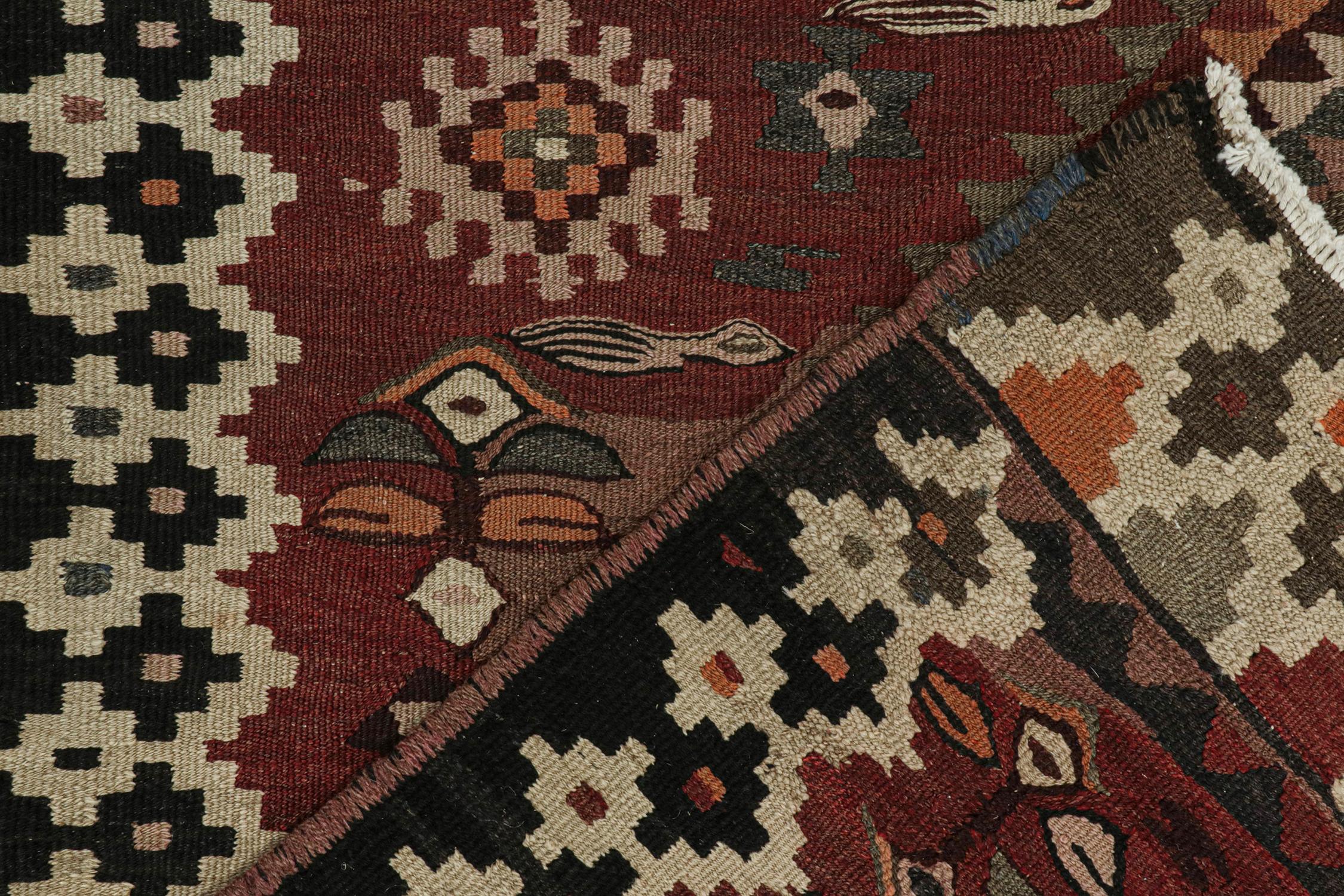 Milieu du XXe siècle Tapis & Kilim persan Shahsavan rouge vintage avec motifs géométriques en vente