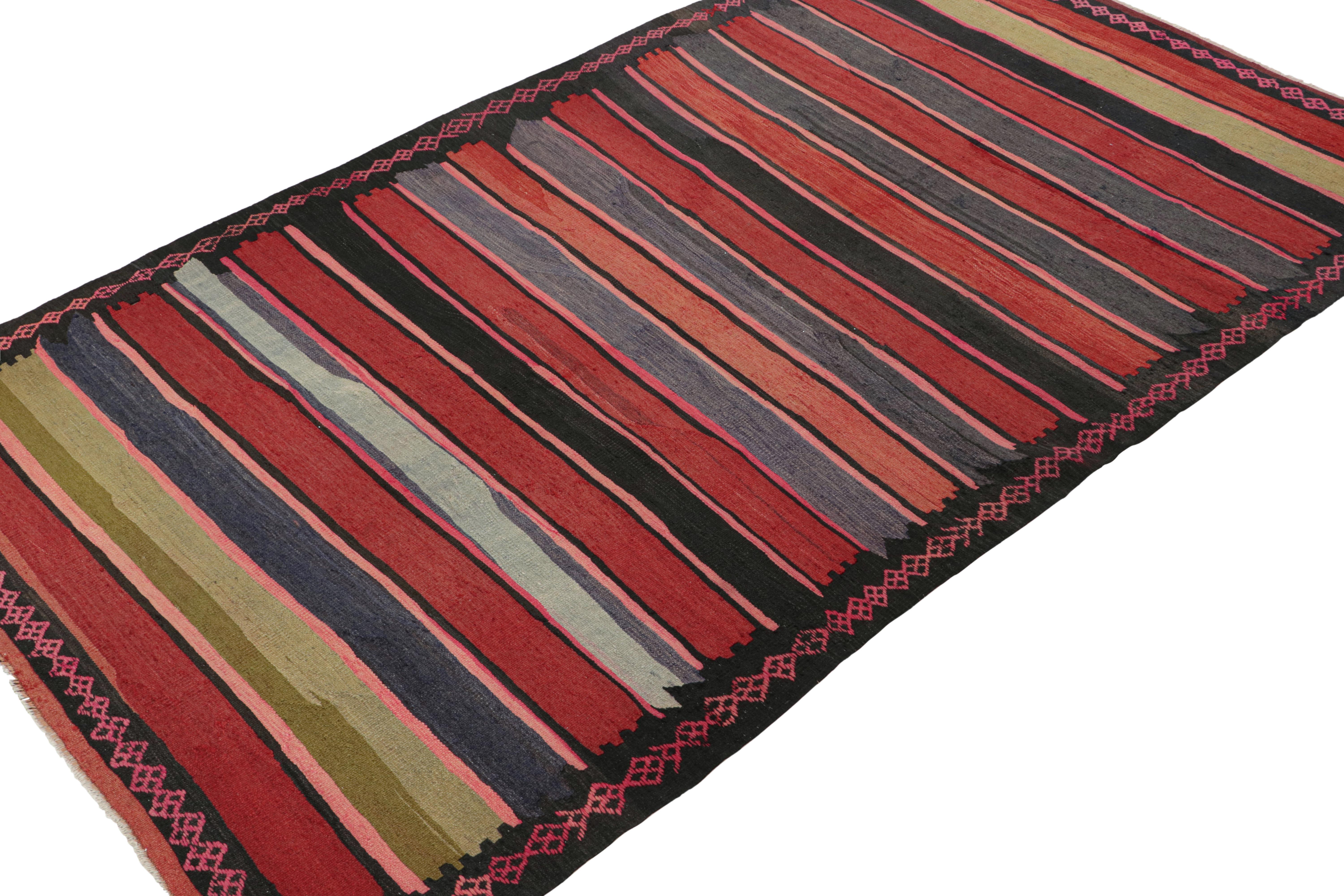 Vintage Shahsavan Persischer Kelim in Rot mit mehrfarbigen Streifen, von Rug & Kilim im Zustand „Gut“ im Angebot in Long Island City, NY