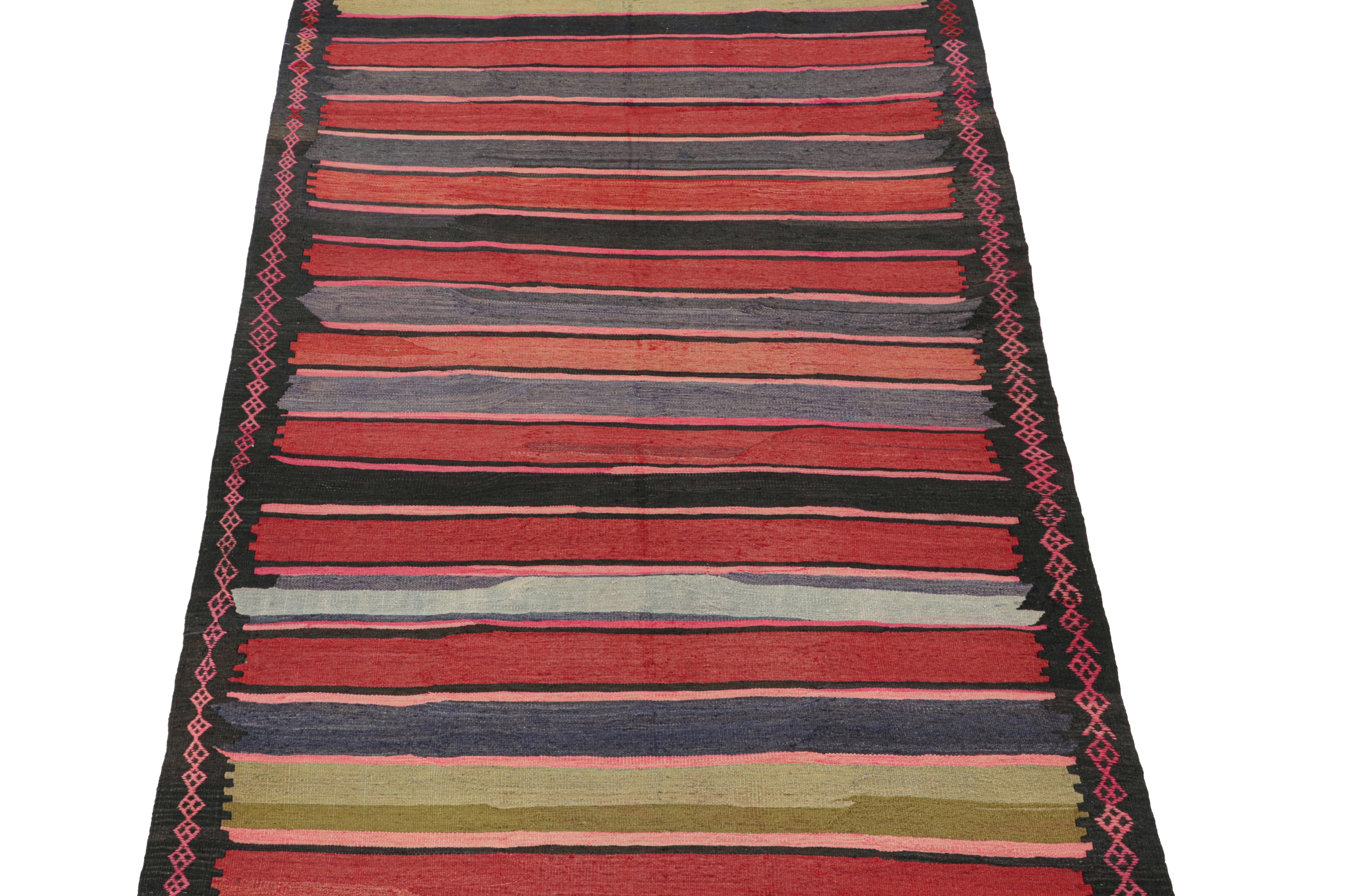 Vintage Shahsavan Persischer Kelim in Rot mit mehrfarbigen Streifen, von Rug & Kilim (Mitte des 20. Jahrhunderts) im Angebot