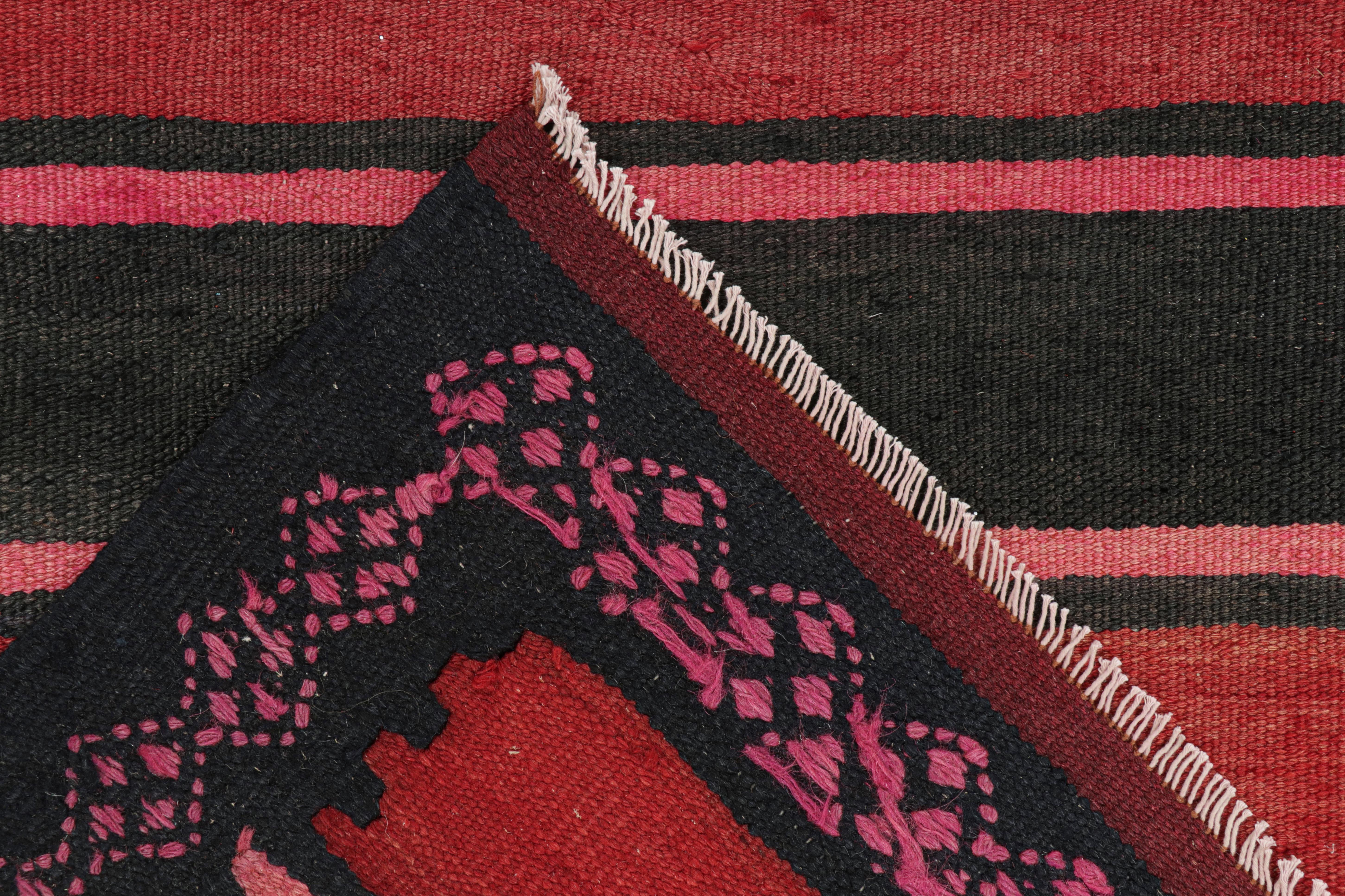 Vintage Shahsavan Persischer Kelim in Rot mit mehrfarbigen Streifen, von Rug & Kilim im Angebot 1