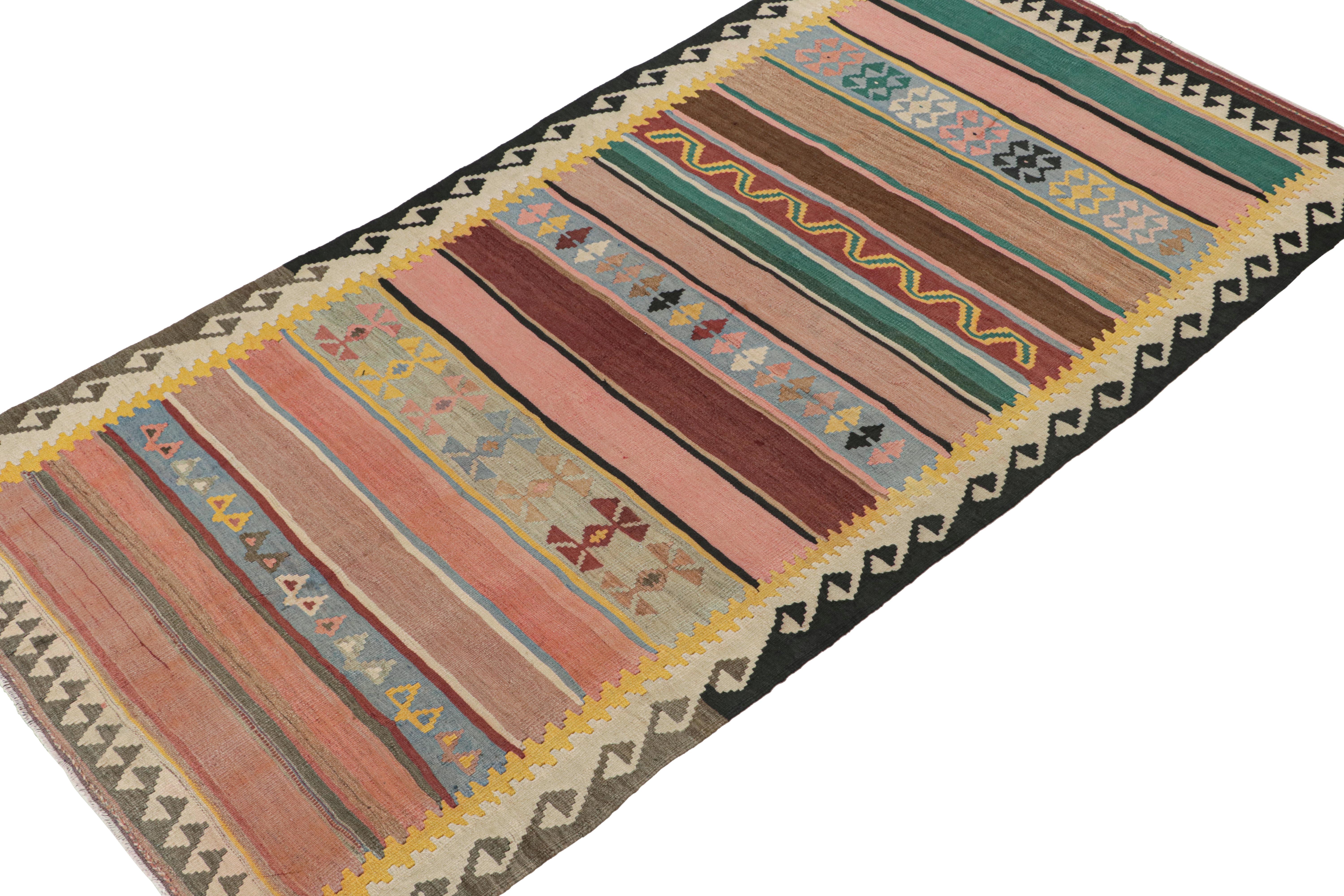 Shahsavan Persischer Kelim in Streifen und geometrischen Mustern im Vintage-Stil (Stammeskunst) im Angebot