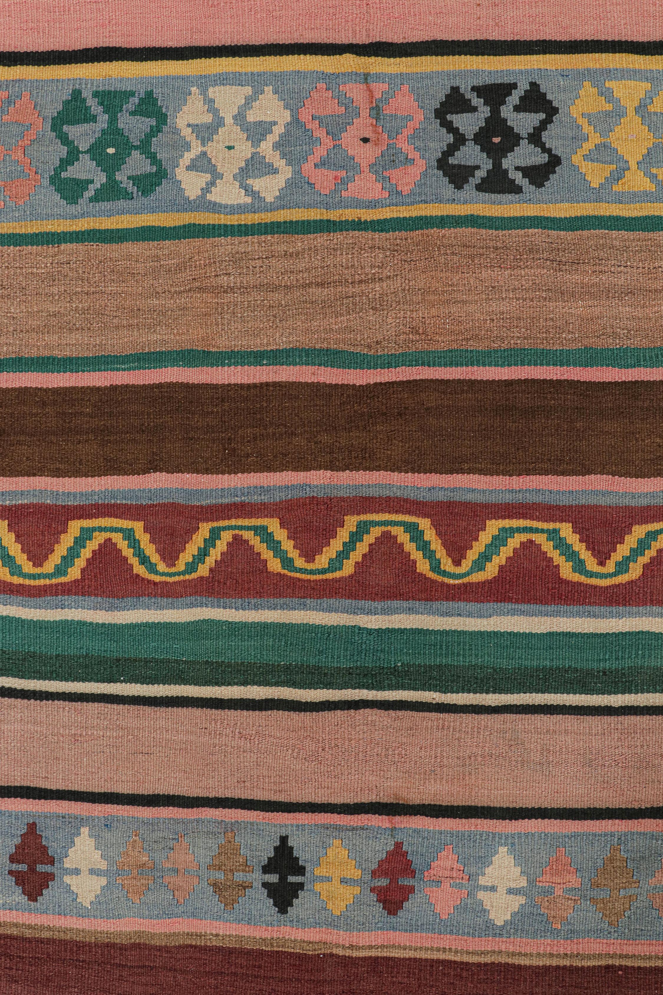 Shahsavan Persischer Kelim in Streifen und geometrischen Mustern im Vintage-Stil (Mitte des 20. Jahrhunderts) im Angebot