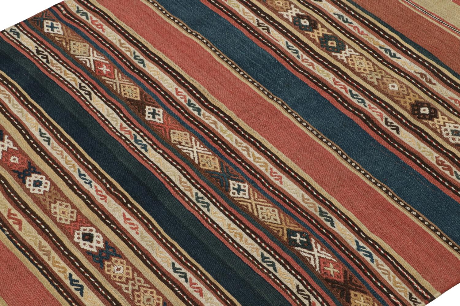 Ce Rug & Kilim persan vintage de 5x5 est un tapis tribal du milieu du siècle que nous pensons être originaire de la tribu Shahsavan. 

Sur le Design :

Tissé à la main en laine vers 1950-1960, son design bénéficie d'un jeu de rayures et de motifs