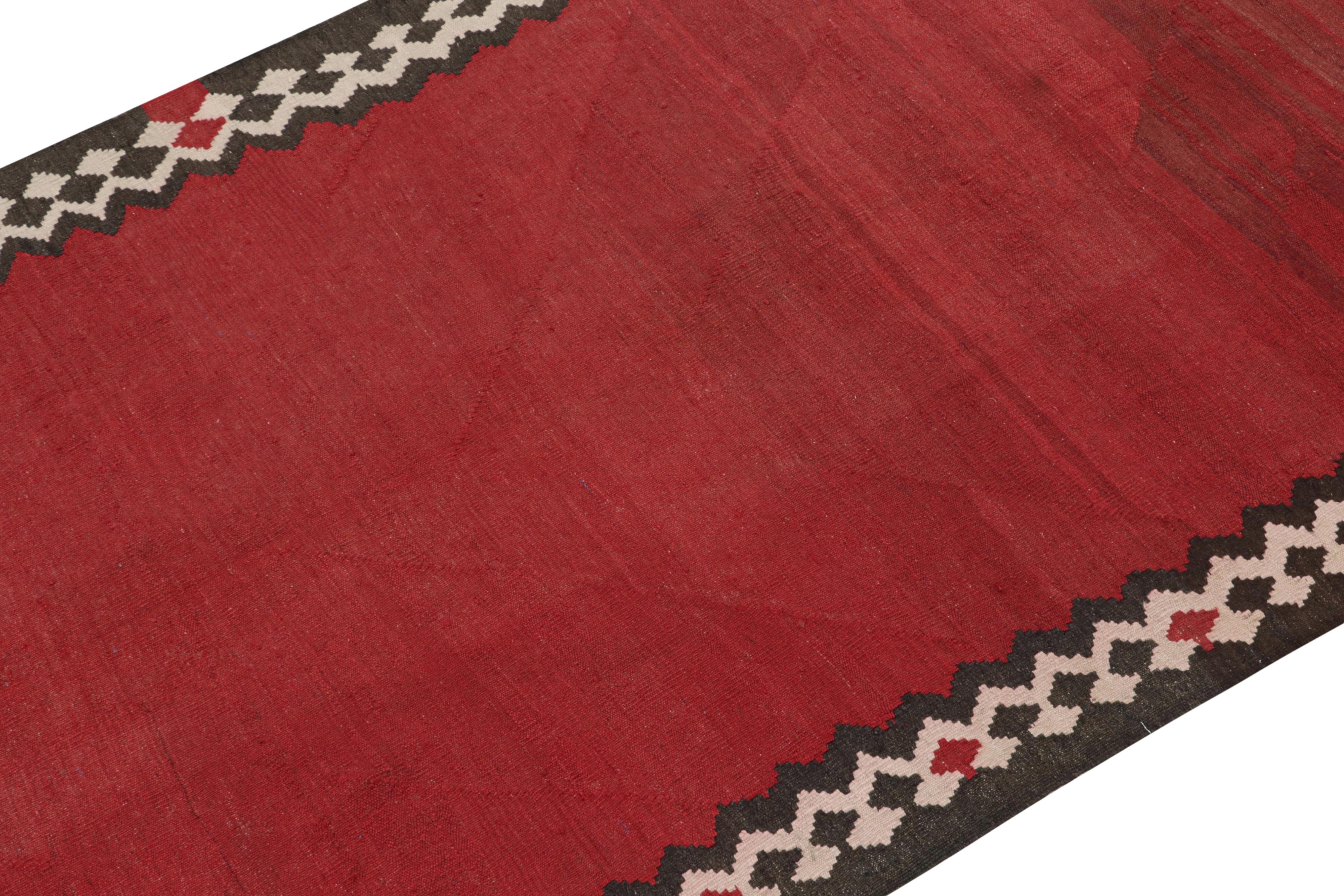 Questo kilim persiano vintage 5x13 si ritiene sia un tappeto tribale Shahsavan tessuto a mano in lana intorno al 1950-1960.

Sul design: 

Questo tessuto piatto di Shahsavan presenta un raro disegno a campo aperto raramente visto in questa