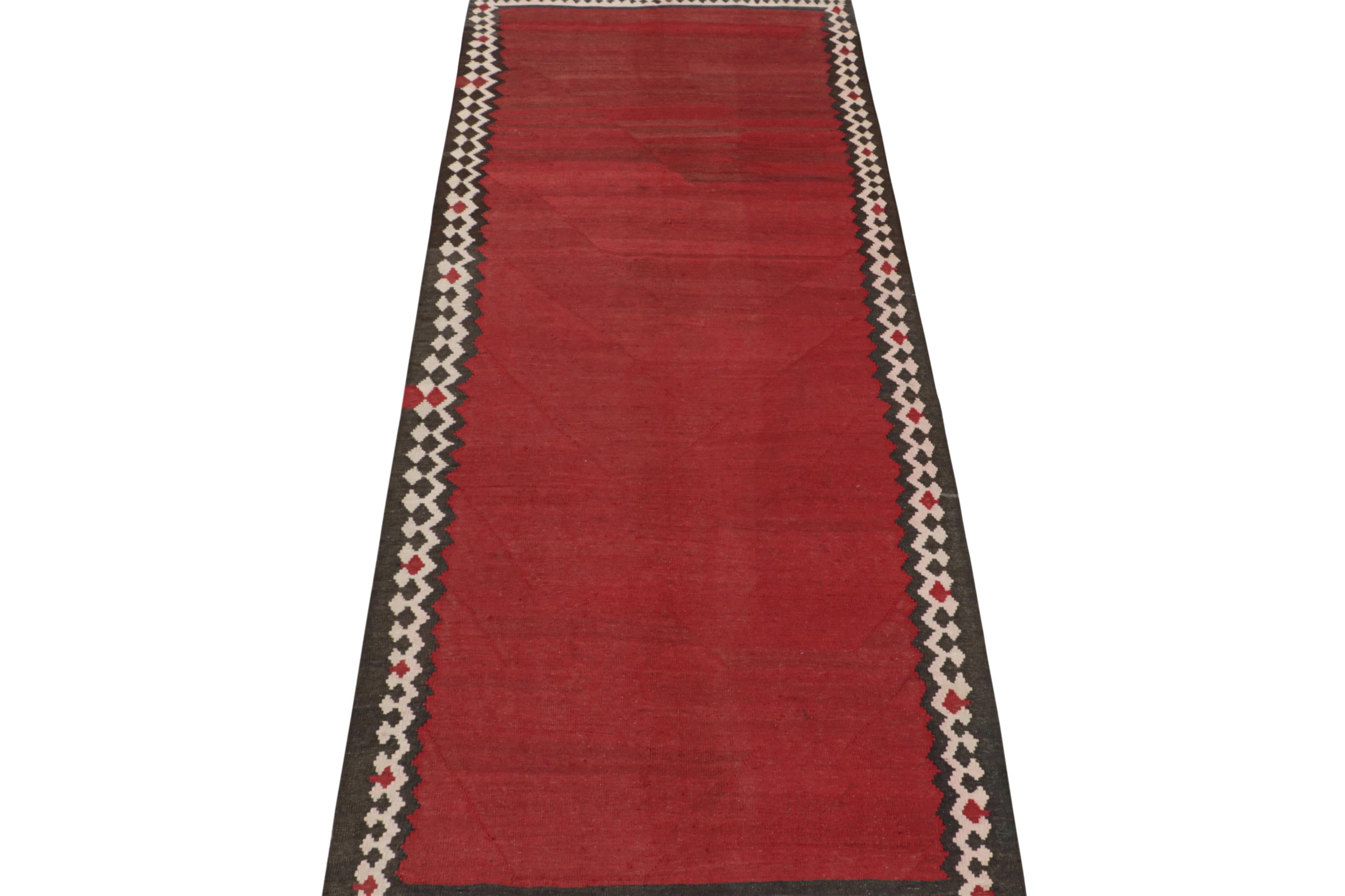 Tessuto a mano Vintage Shahsavan Kilim persiano con campo aperto rosso di Rug & Kilim in vendita