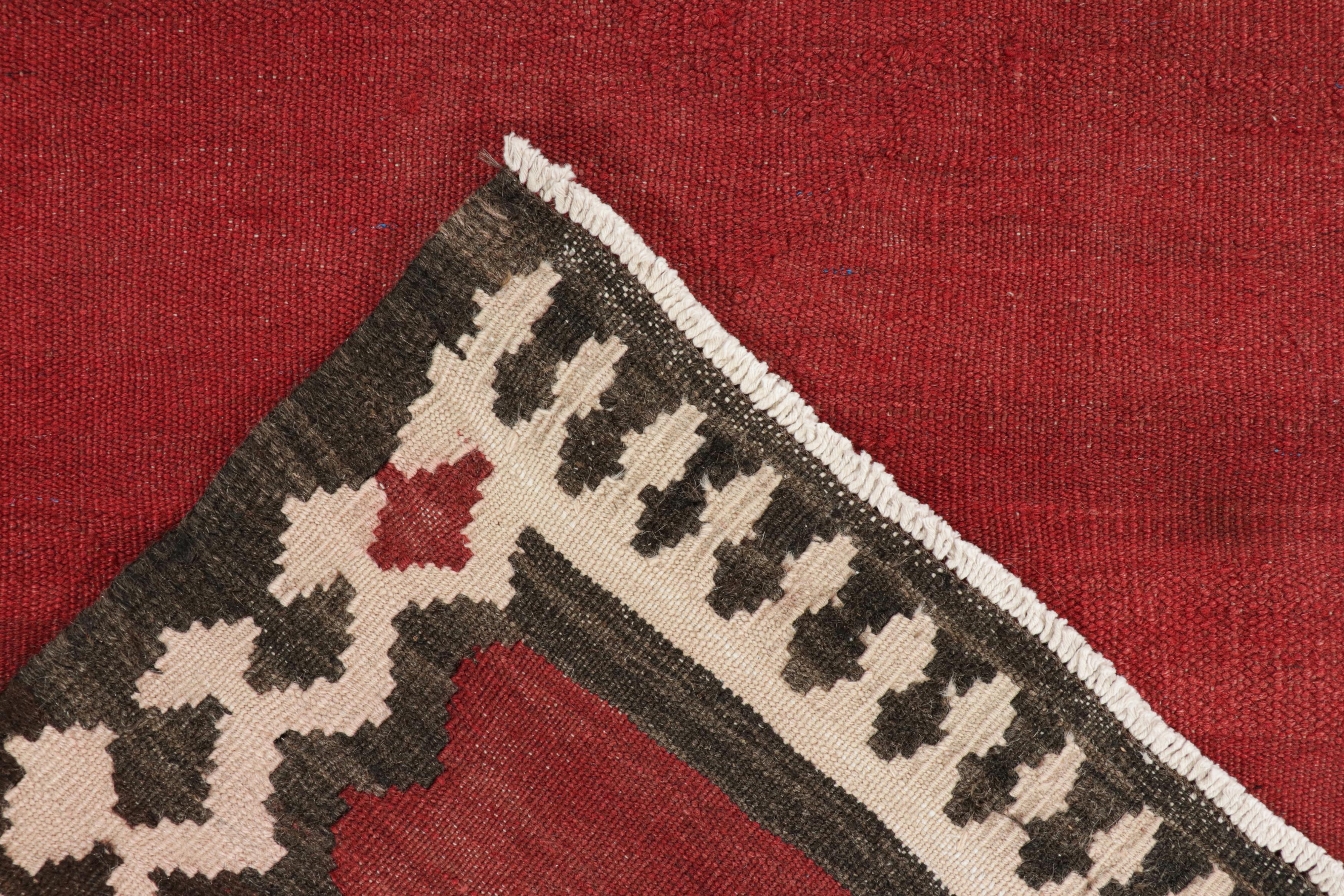 Metà XX secolo Vintage Shahsavan Kilim persiano con campo aperto rosso di Rug & Kilim in vendita
