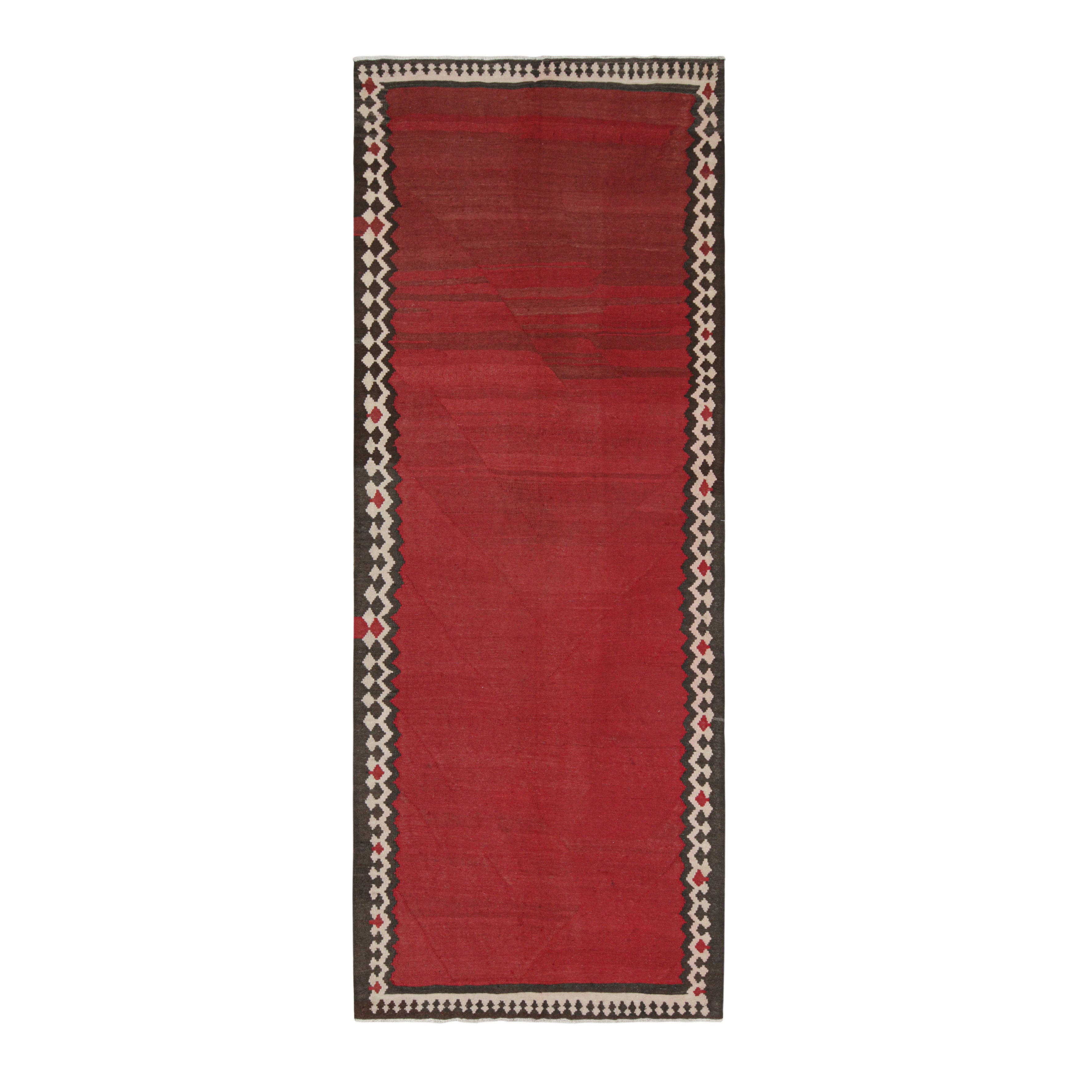 Vintage Shahsavan Kilim persiano con campo aperto rosso di Rug & Kilim in vendita