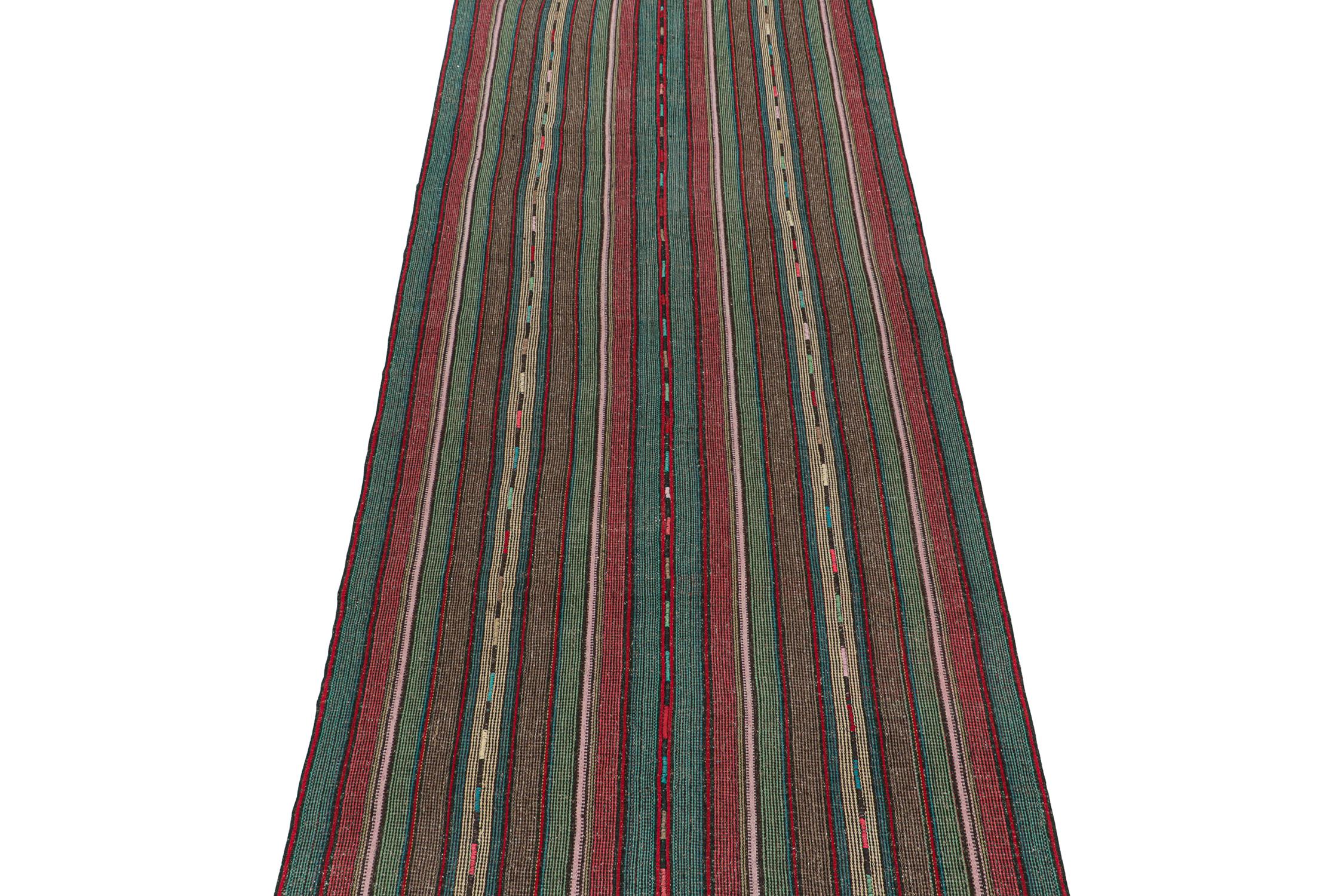 Dieser alte persische Kelim 5x14 ist vermutlich ein Schahsavan-Stammesteppich und ein einzigartiges Stück seiner Zeit. Es ist aus Wolle handgewebt und stammt aus einer seltenen Auswahl an farbenfrohen Flachgeweben aus der Mitte des Jahrhunderts (ca.