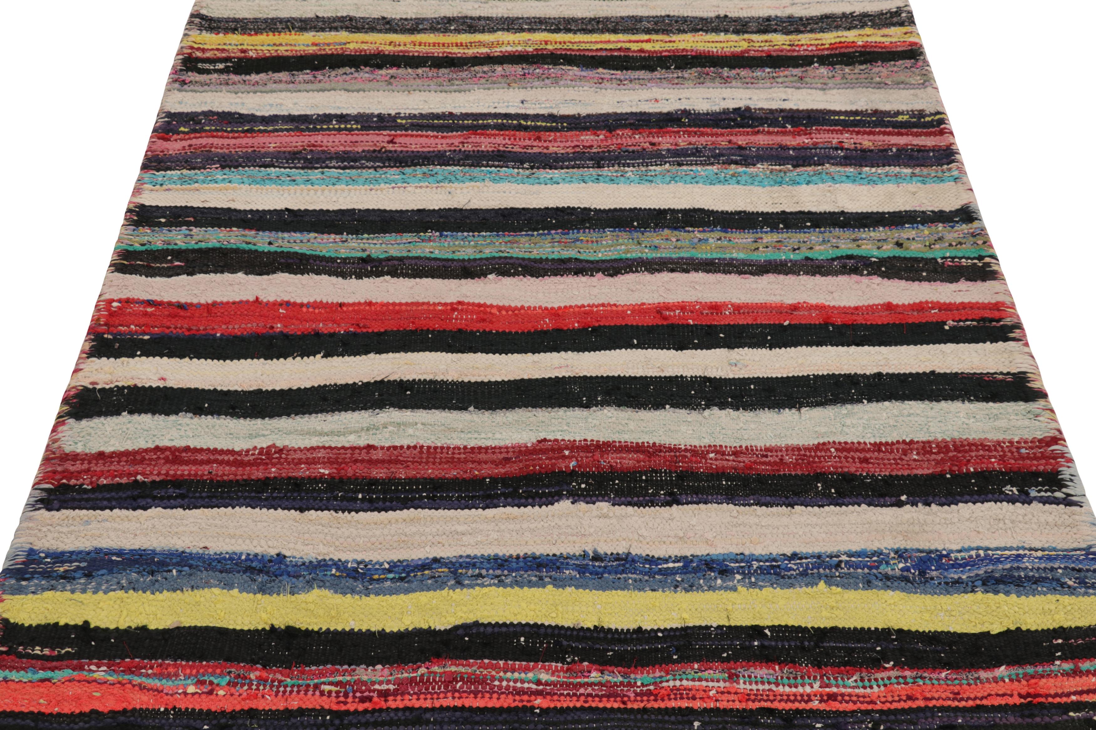 Realizzato con lana tessuta a mano in Persia nel 1950-1960, questo Kilim Shahsavan vintage 4x7 è un'opera particolarmente luminosa e ricercata di una nuova ed entusiasmante curatela della collezione di Kilim e Trame Piane classiche di Rug &