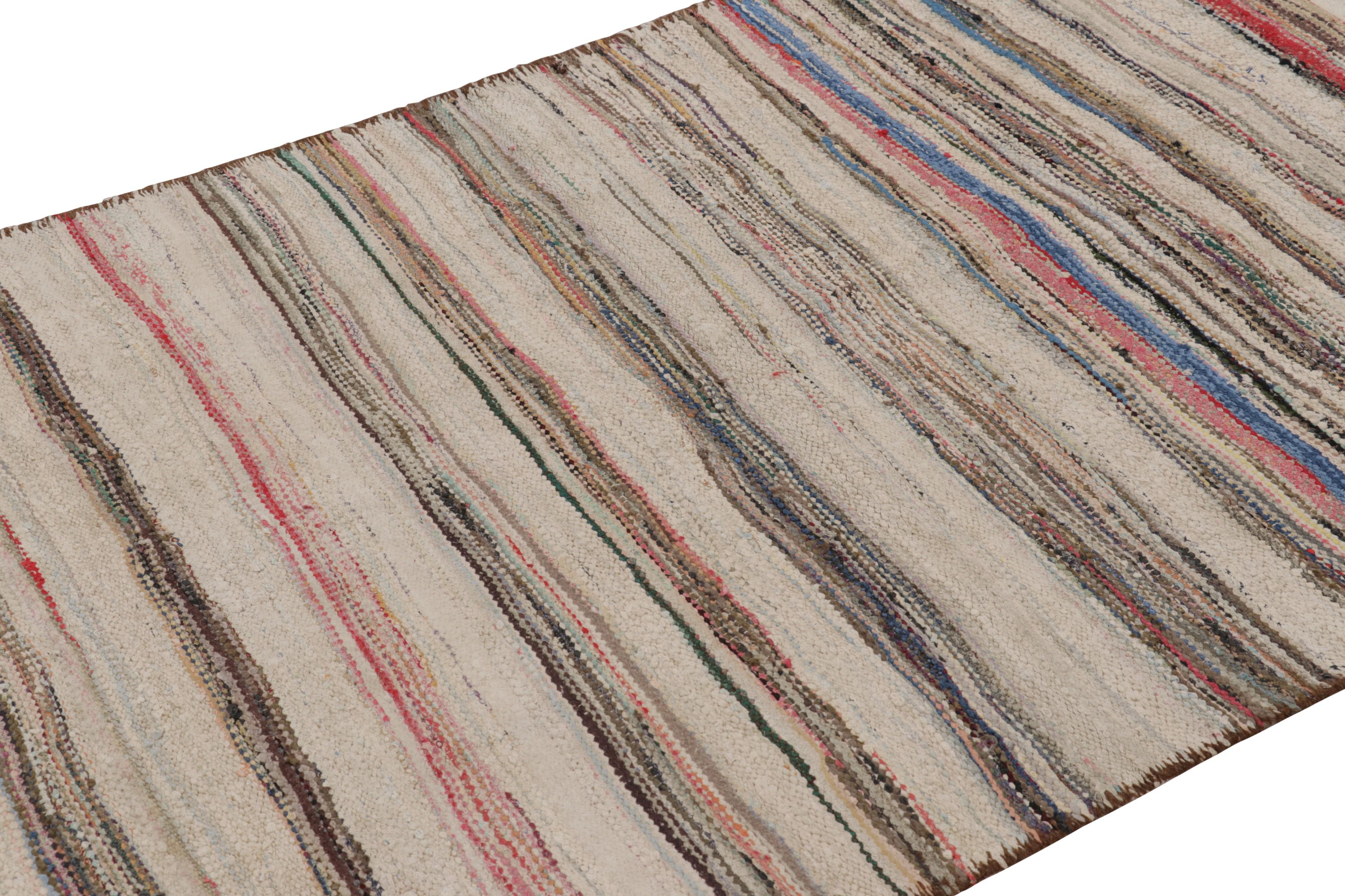 Fabricado con lana tejida a mano en Persia entre 1950 y 1960, este Kilim Shahsavan vintage de 4x7 es una obra especialmente brillante y buscada de una nueva y emocionante selección de la colección de Kilims y Tejidos Planos clásicos de Rug &