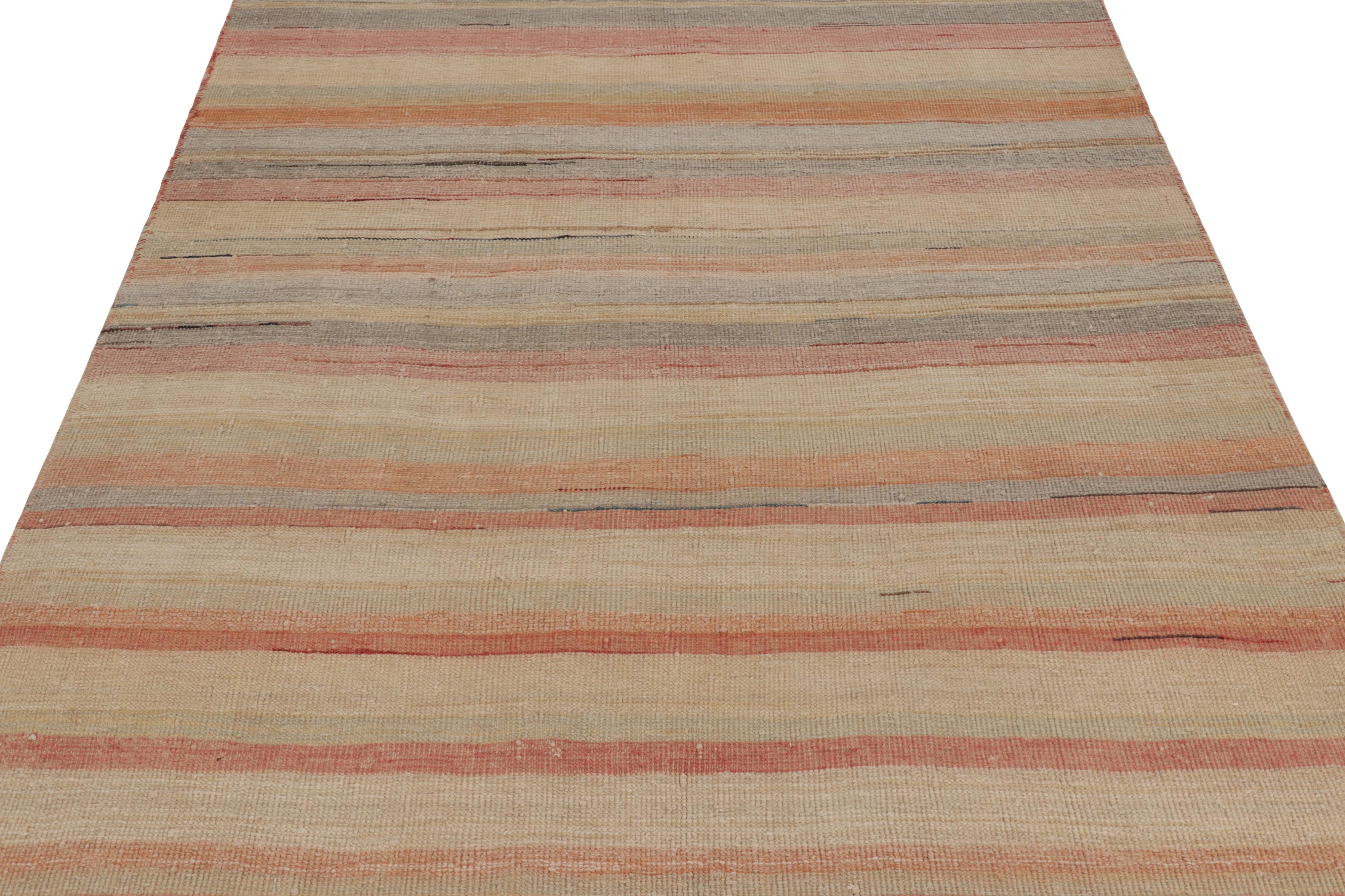 Fabricado con lana tejida a mano en Persia entre 1950 y 1960, este Kilim Shahsavan vintage de 5x9 es una obra especialmente brillante y buscada de una nueva y emocionante selección de la colección de Kilims y Tejidos Planos clásicos de Rug &