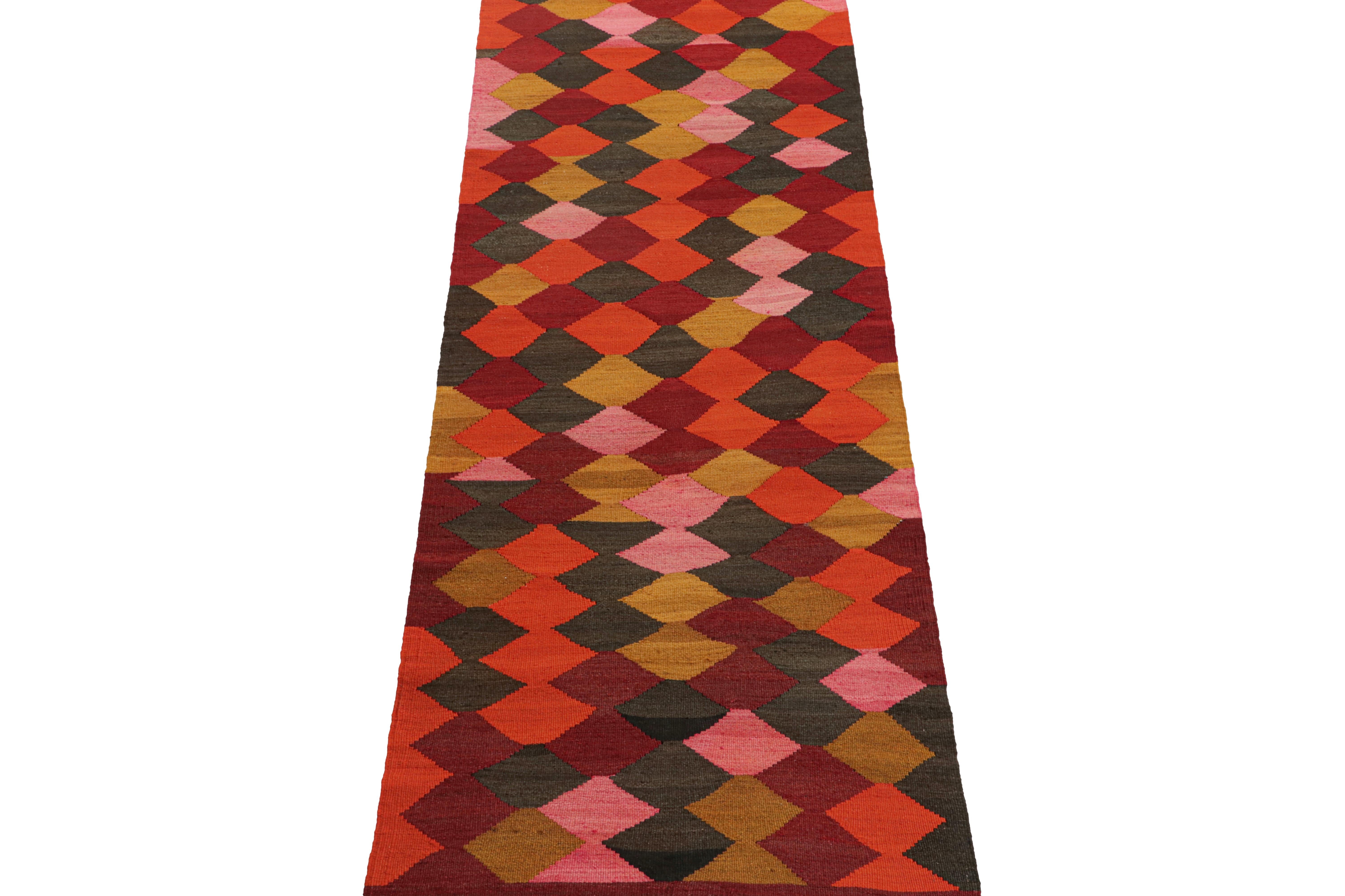 Dieser alte 3x9 Schahsavan-Kelim ist ein für seine Zeit einzigartiger Stammesläufer. Er ist aus Wolle handgewebt und stammt aus der Zeit um 1950-1960. 

Weiter zum Design:

Auf dem Feld wechseln sich Rautenmuster in Schwarz, Rot, Ocker, Rosa und