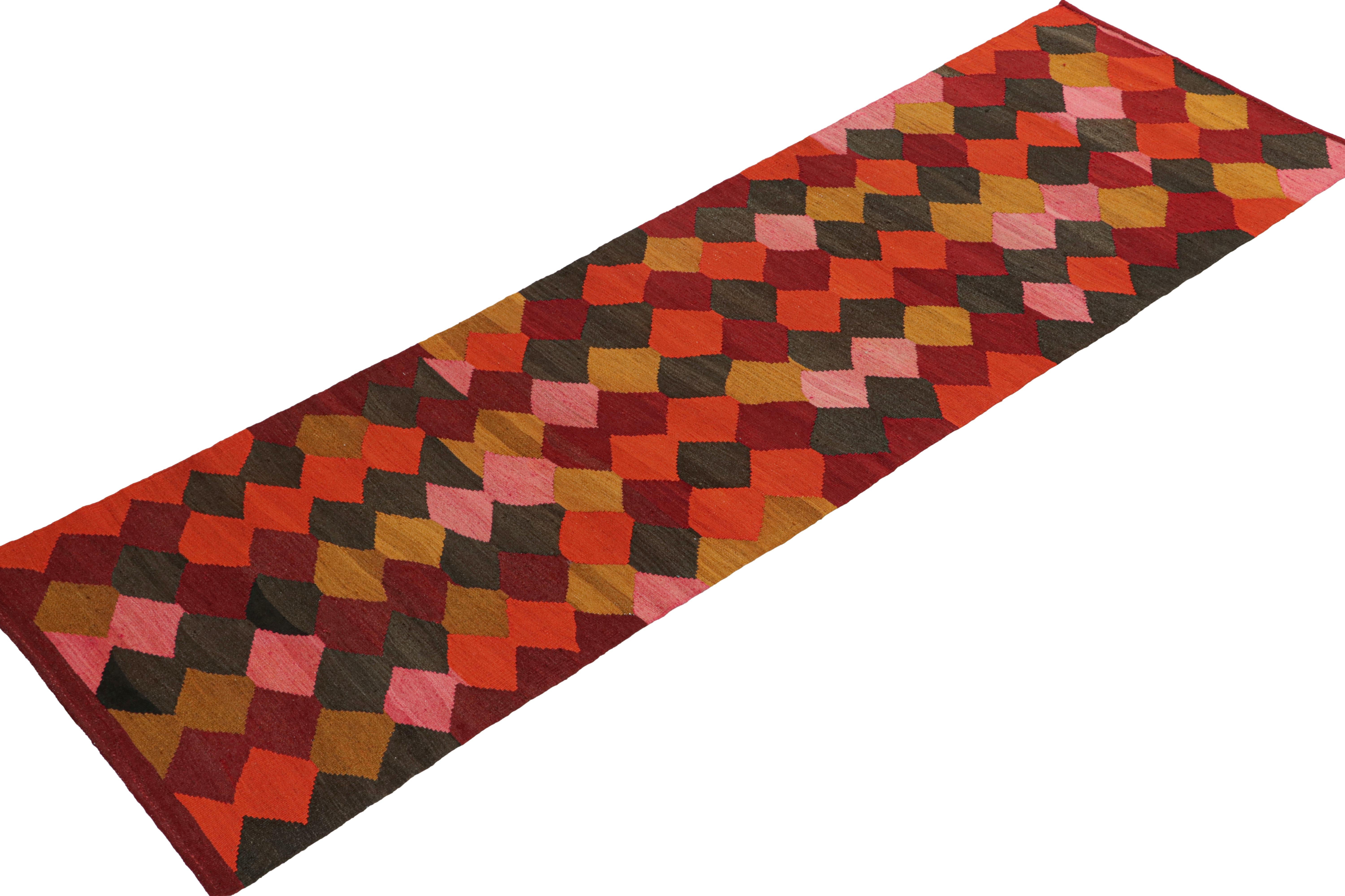 Shahsavan Persischer Kelim-Läufer in polychromem Muster von Rug & Kilim, Vintage (Stammeskunst) im Angebot