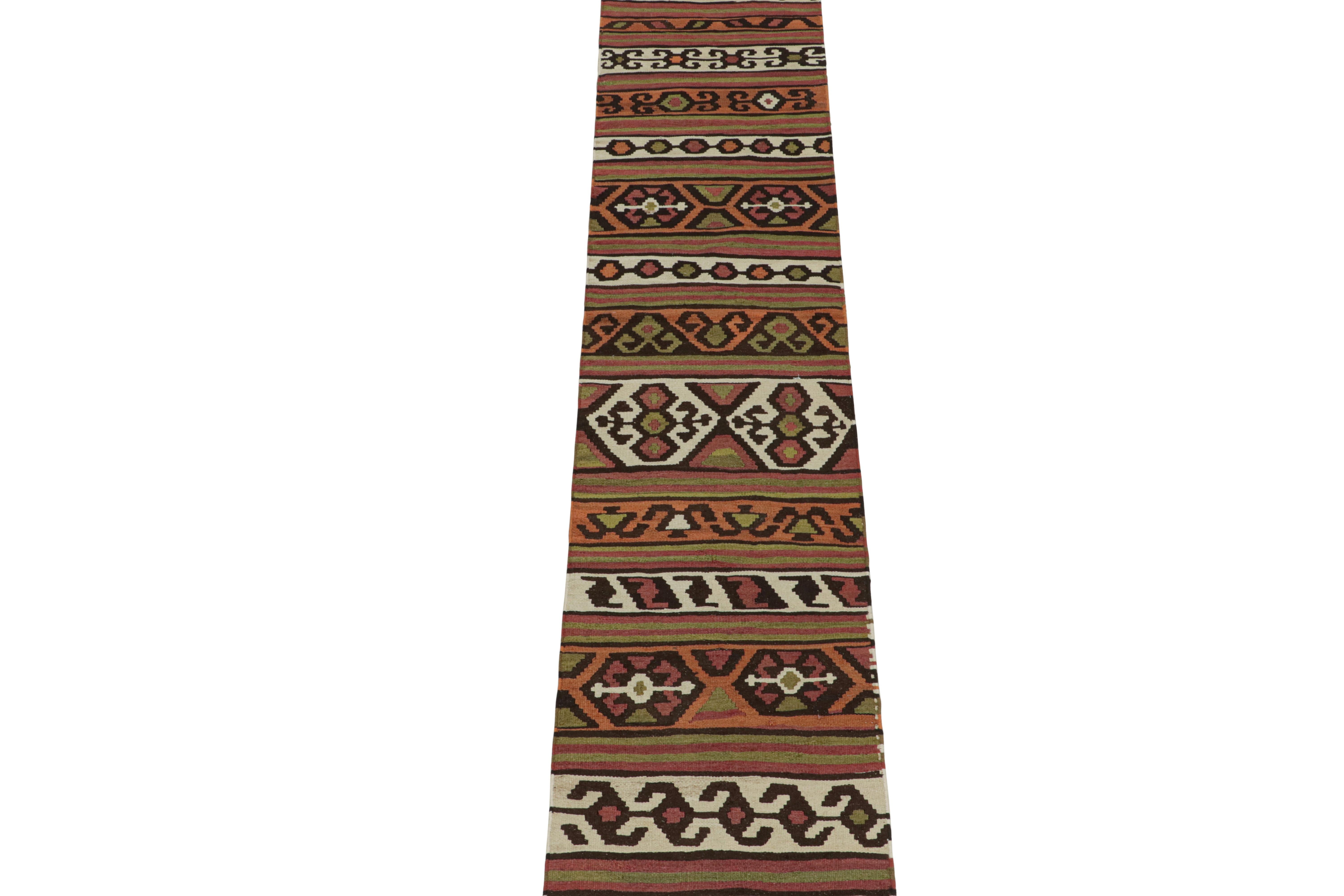 Dieser alte persische 2x11-Kilim-Läufer ist vermutlich ein Schahsavan-Stammesteppich. Das handgewebte Wolltuch stammt aus der Zeit um 1950-1960 und hat ein interessantes polychromes Design mit geometrischen Mustern.

Weiter zum Design:

Neben