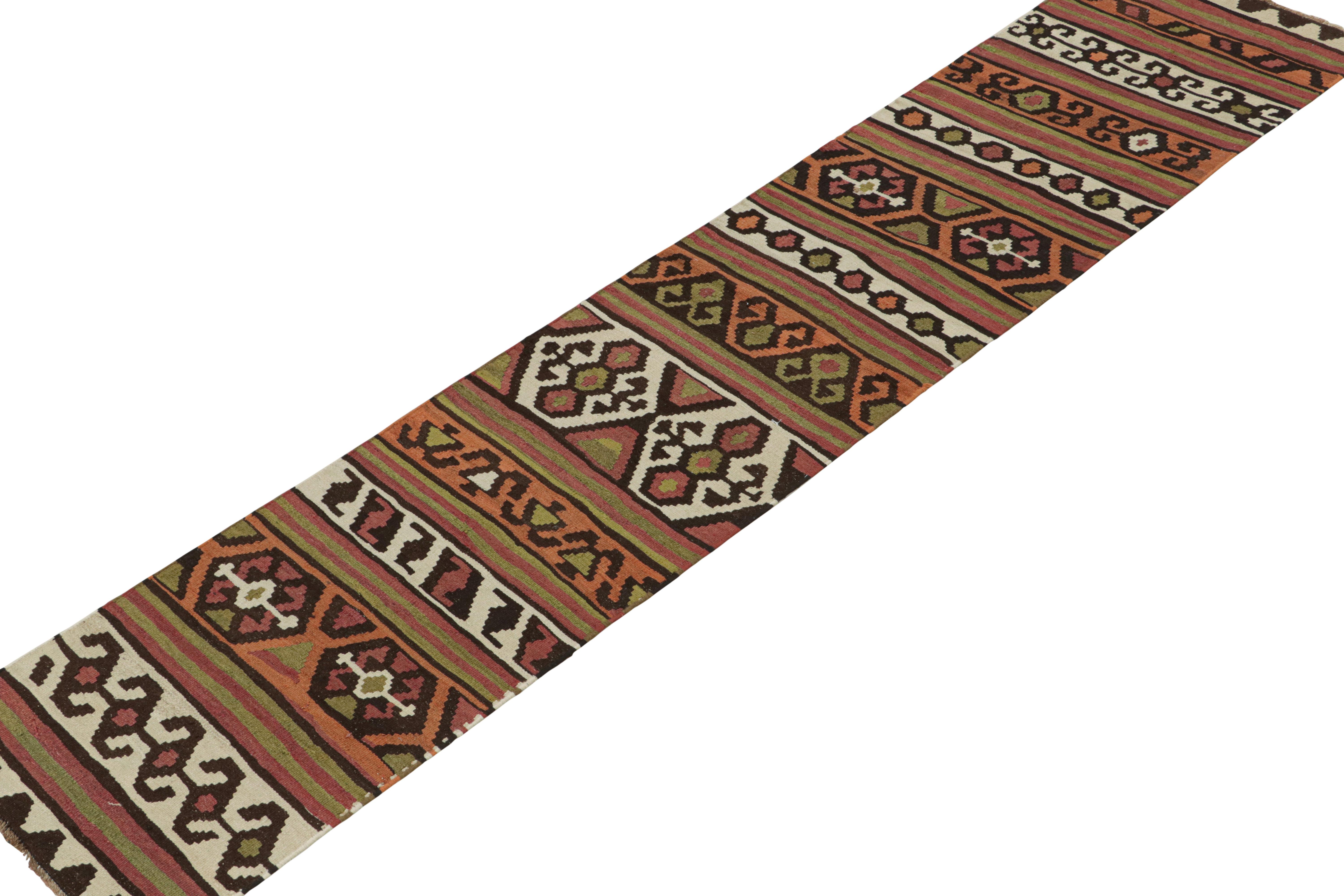 Shahsavan Persischer Kelim-Läufer in polychromen Mustern von Teppich & Kilim (Stammeskunst) im Angebot