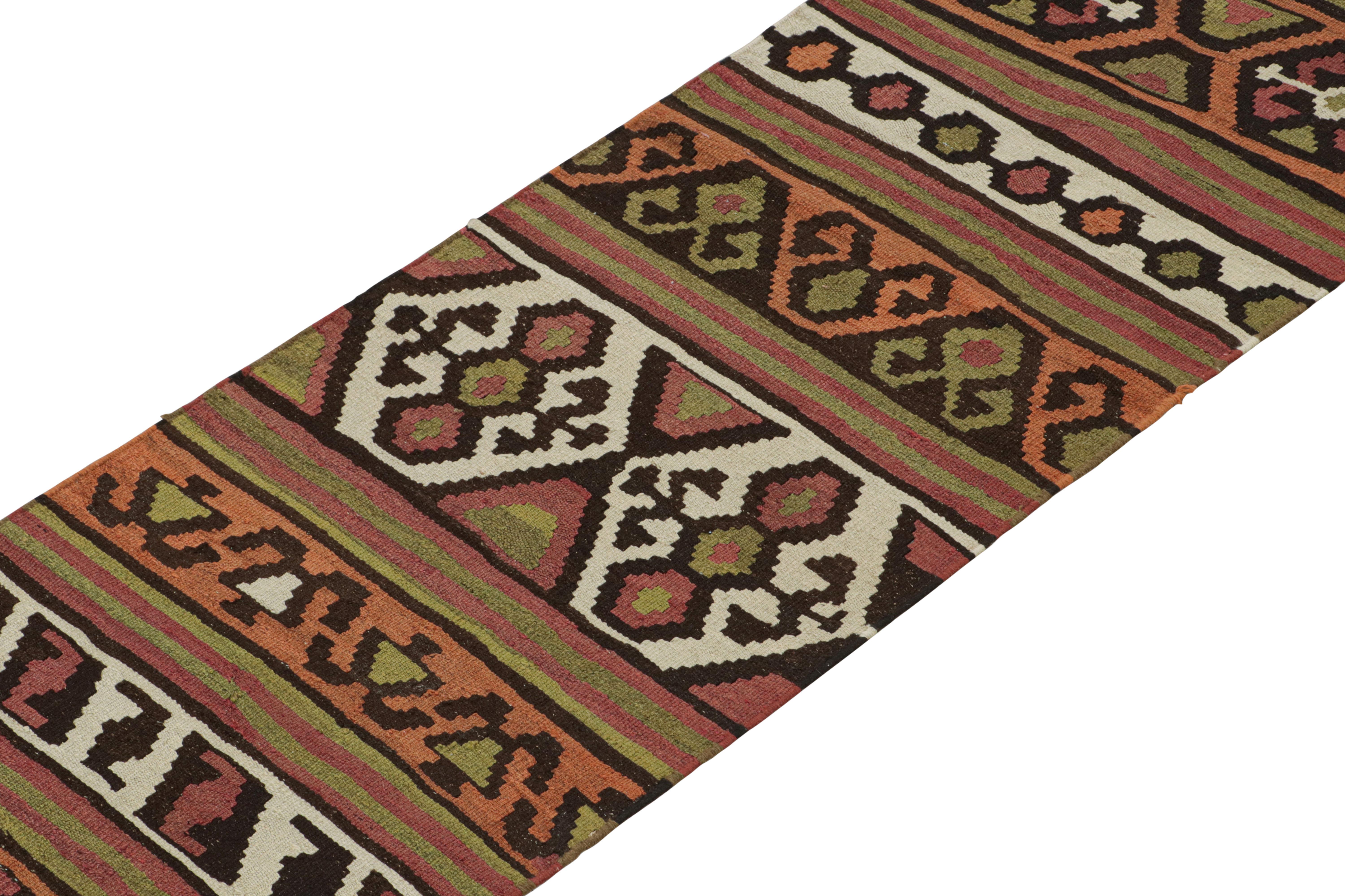 Shahsavan Persischer Kelim-Läufer in polychromen Mustern von Teppich & Kilim (Handgeknüpft) im Angebot