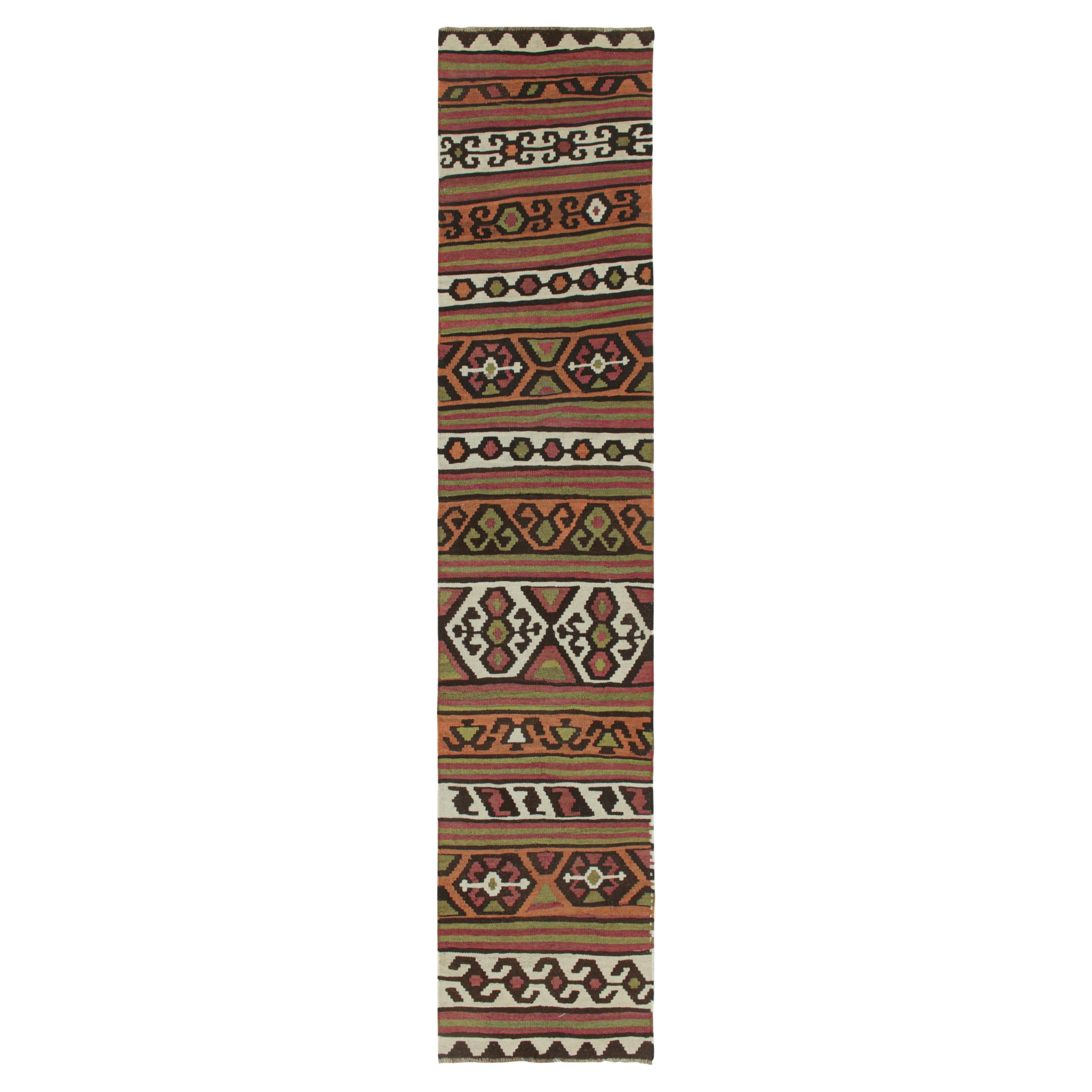 Tapis de couloir Kilim persan Shahsavan vintage à motifs polychromes par Rug & Kilim