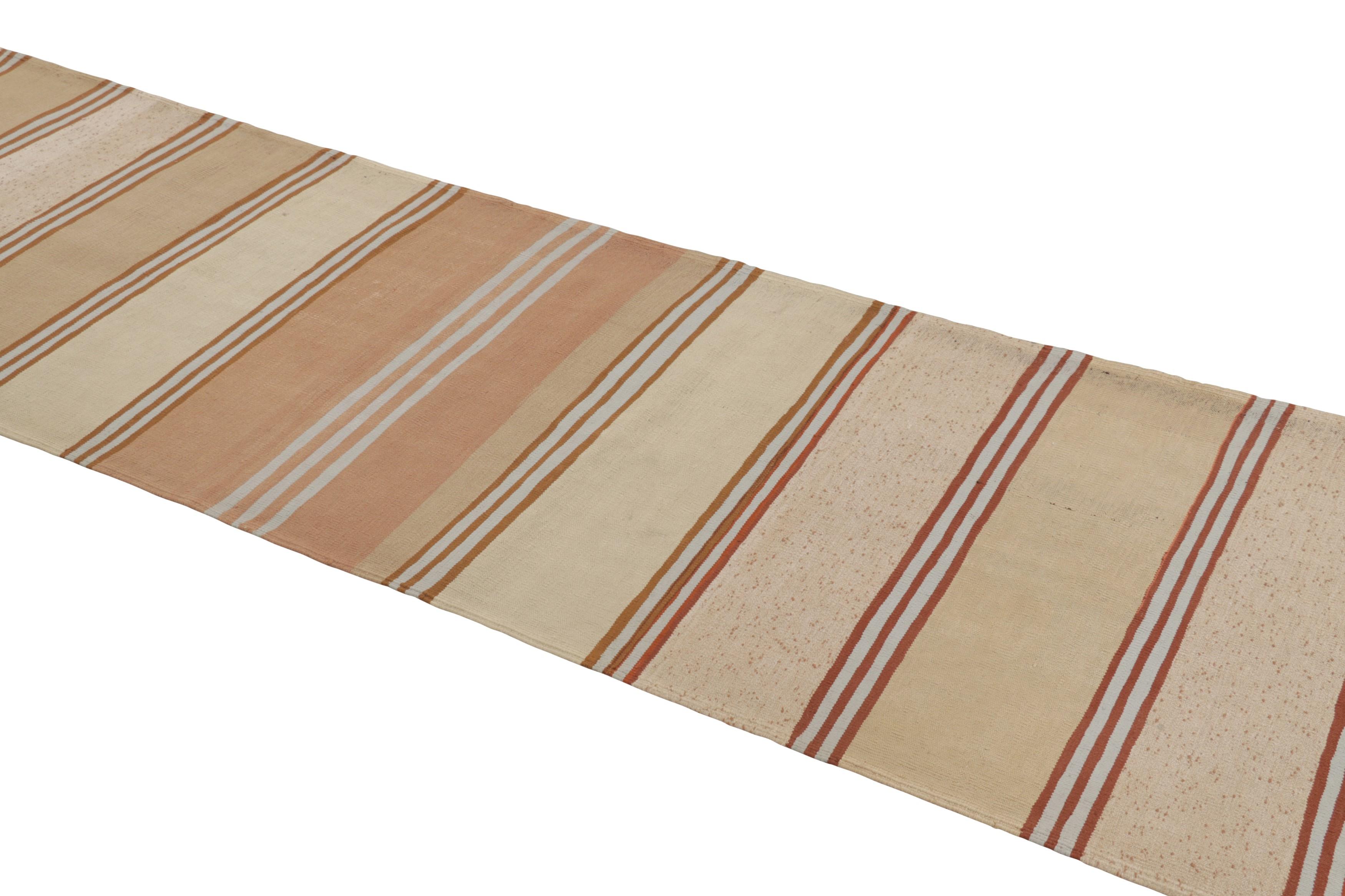 Dieser in Persien 1950-1960 aus handgewebter Wolle gefertigte Shahsavan-Kilim-Läufer mit den Maßen 3x11 ist ein besonders leuchtendes und begehrtes Stück einer aufregenden neuen Kuration aus der Kollektion klassischer Kelims und Flachgewebe von Rug