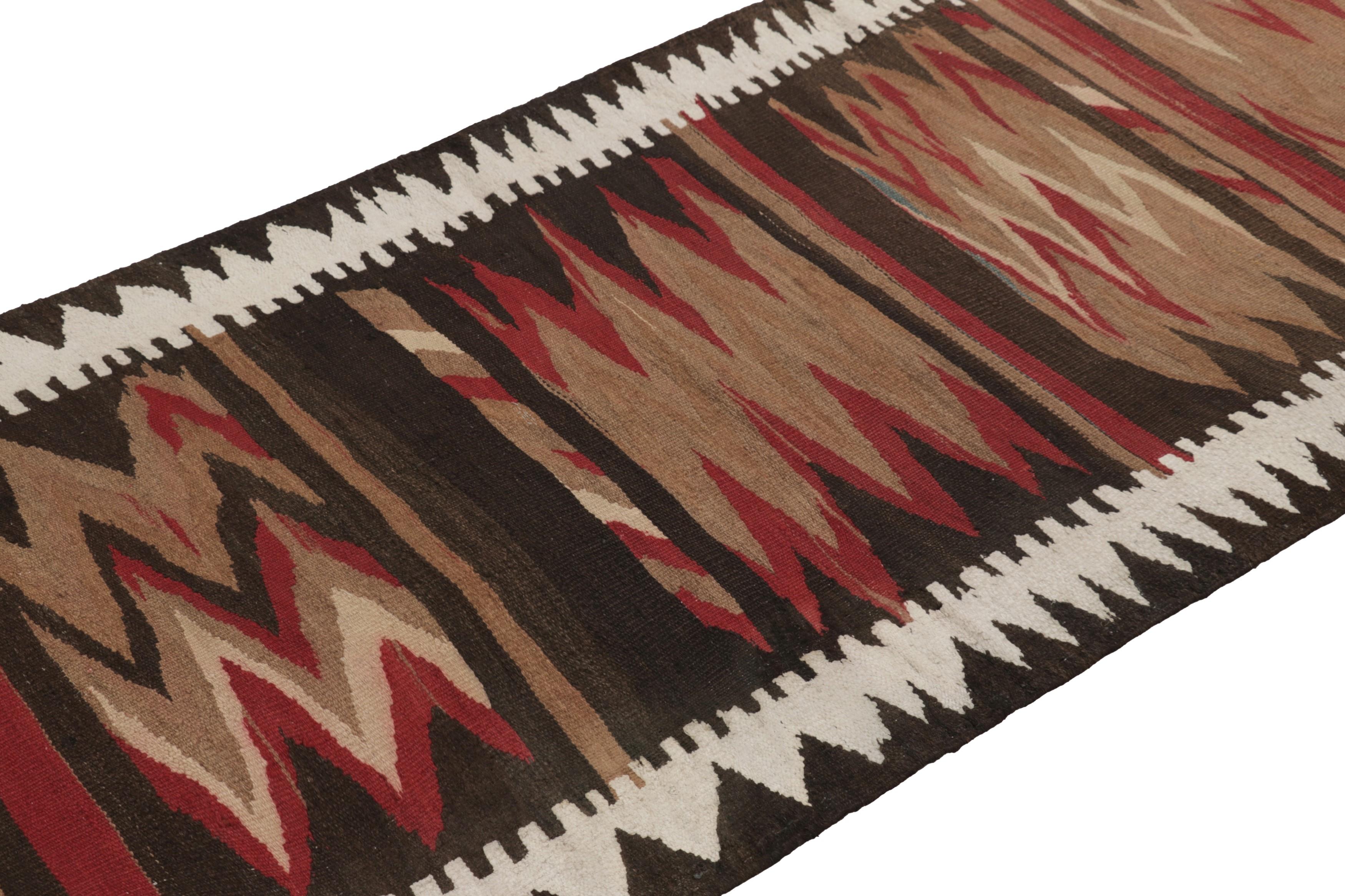 Dieser persische Schahsavan-Kilim und -Läufer mit den Maßen 3x7, der in Persien 1950-1960 handgewebt wurde, ist ein besonders leuchtendes und begehrtes Stück einer aufregenden neuen Kuration aus der Kollektion klassischer Kelims und Flachgewebe von