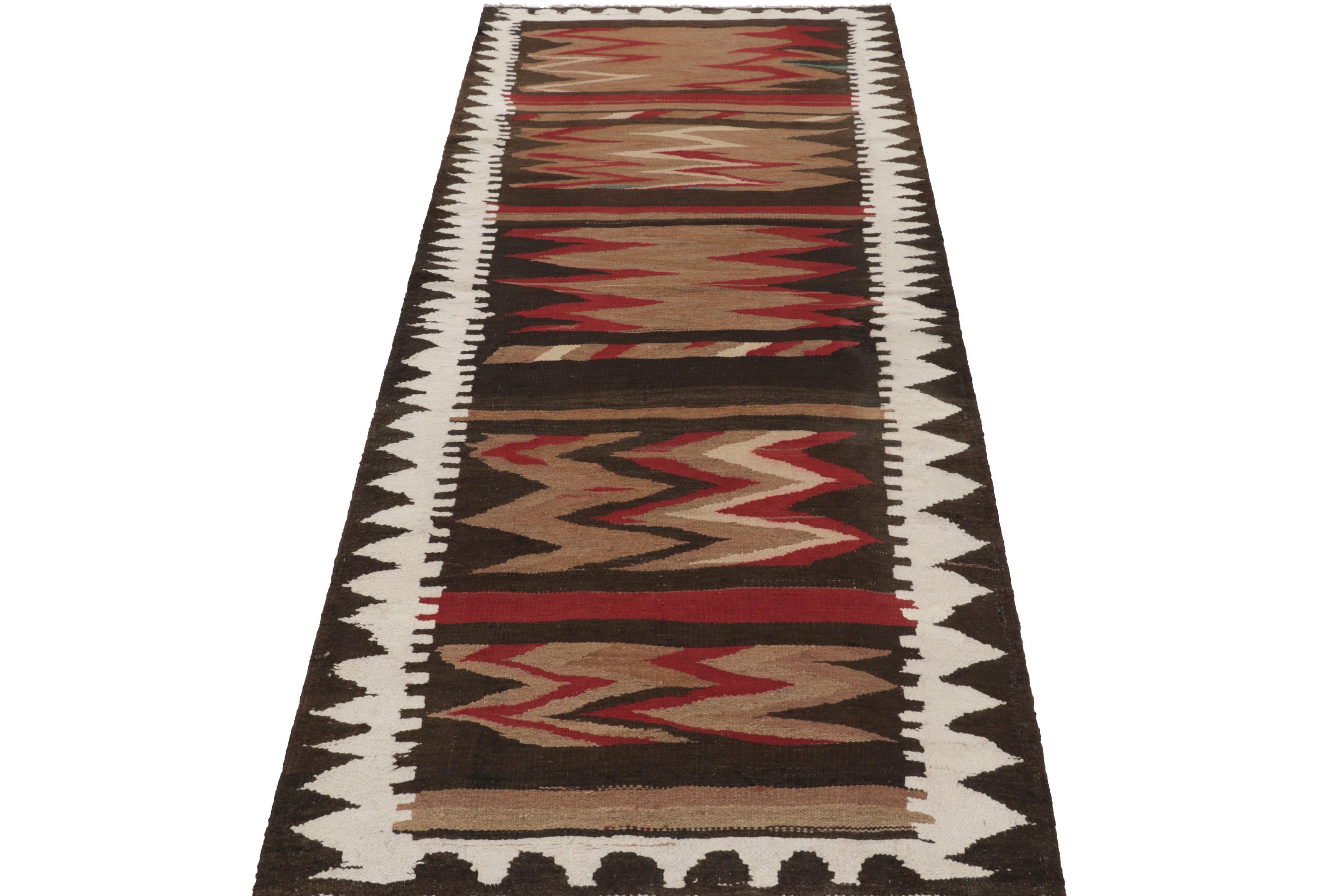 Vintage Shahsavan Persische Kilim Läufer, Braun und Rot Chevrons - Rug & Kilim im Zustand „Gut“ im Angebot in Long Island City, NY