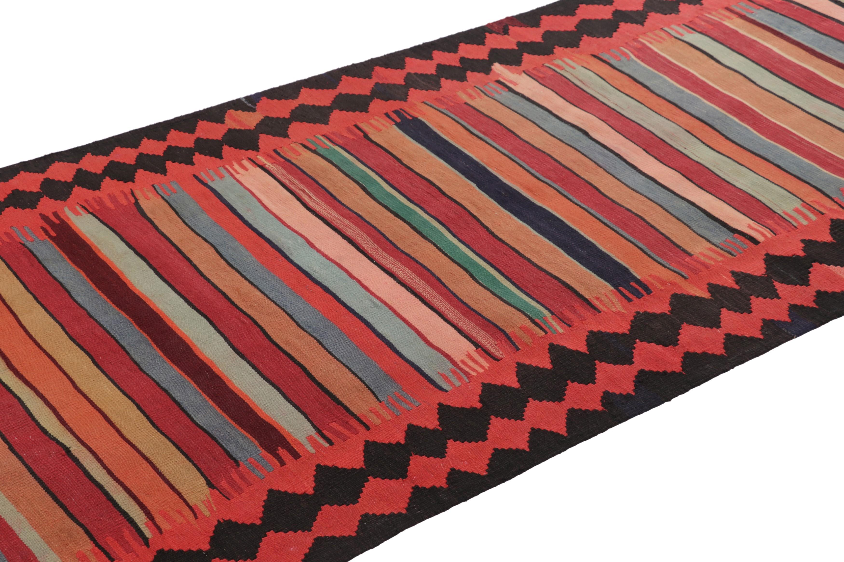 Fabricada con lana tejida a mano en Persia entre 1950 y 1960, esta alfombra Shahsavan Kilim Runner vintage de 4x10 es una obra especialmente brillante y codiciada de una nueva y emocionante selección de la colección de Kilims y Tejidos Planos