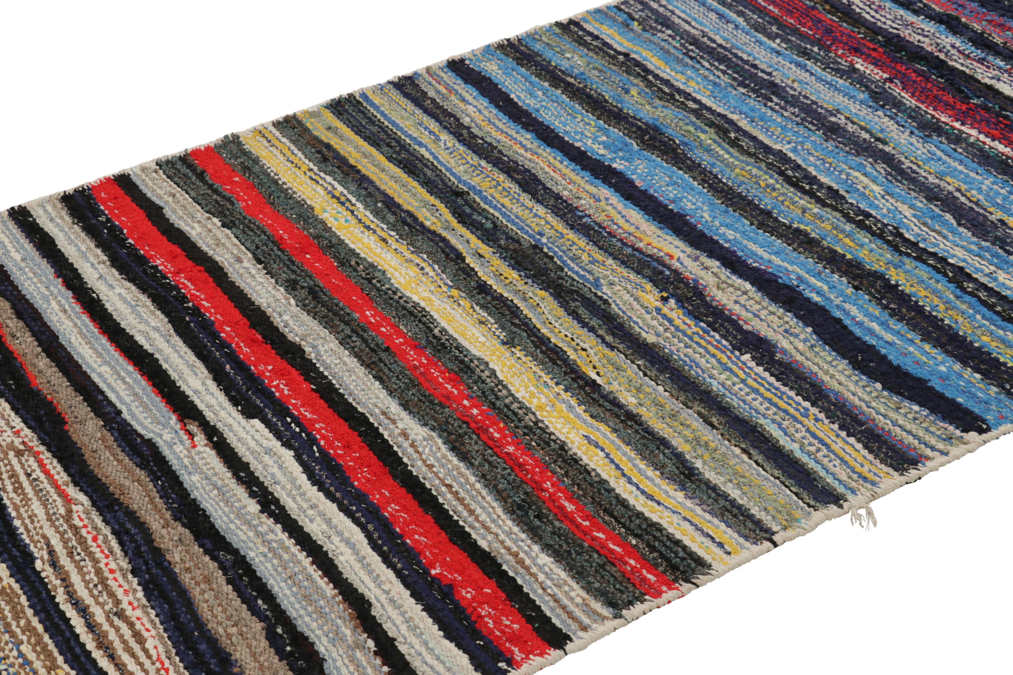 Dieser in Persien 1950-1960 aus handgewebter Wolle gefertigte 4x8 Vintage Shahsavan Kilim Runner ist ein besonders leuchtendes und begehrtes Stück einer aufregenden neuen Kuration aus der Kollektion klassischer Kelims und Flachgewebe von Rug &