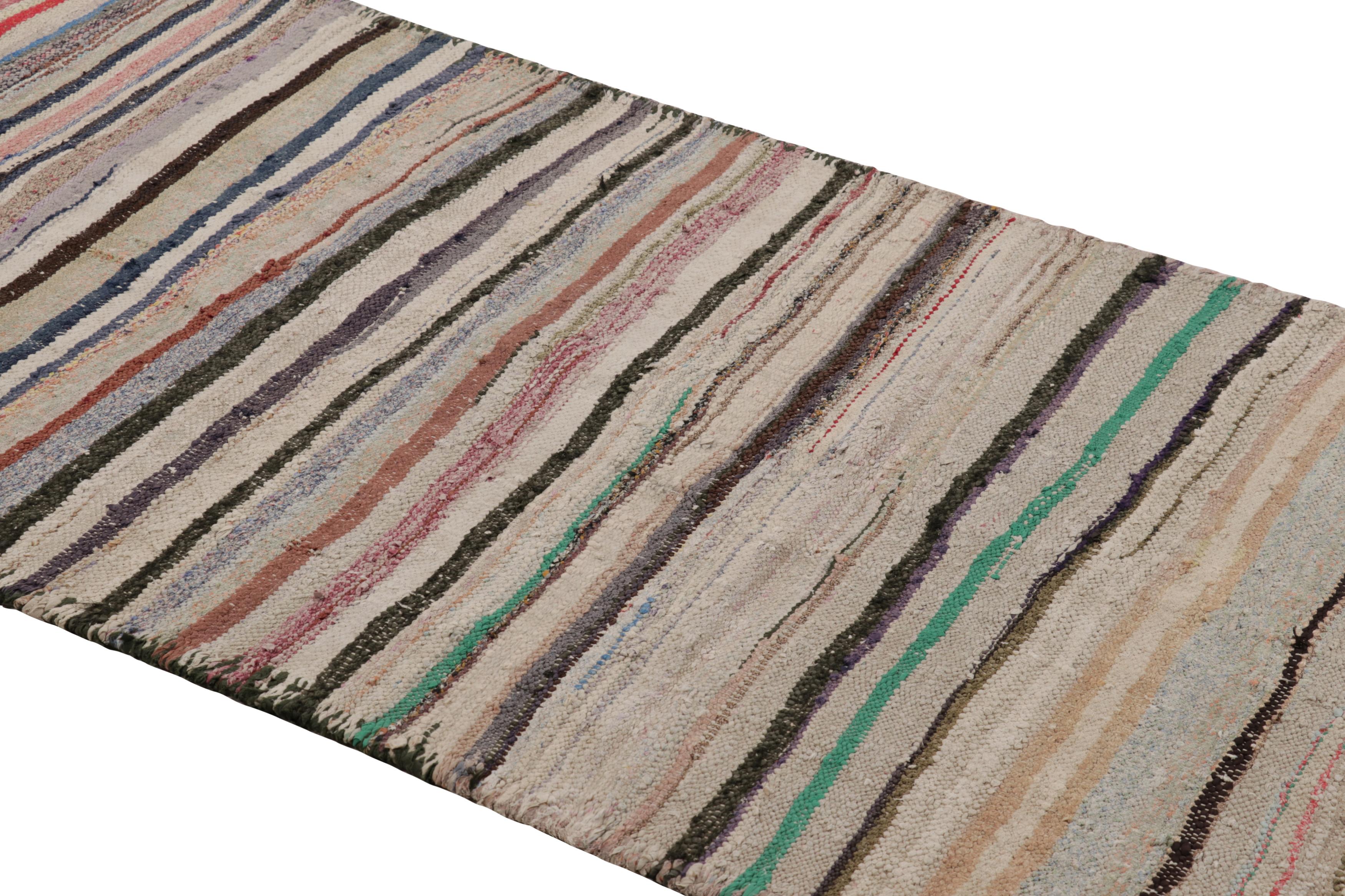 Realizzato con lana tessuta a mano in Persia nel 1950-1960, questo runner Shahsavan Kilim vintage 3x8 è un'opera particolarmente luminosa e ricercata di una nuova ed entusiasmante selezione della collezione di Rug & Kilim di Kilim classici e trame
