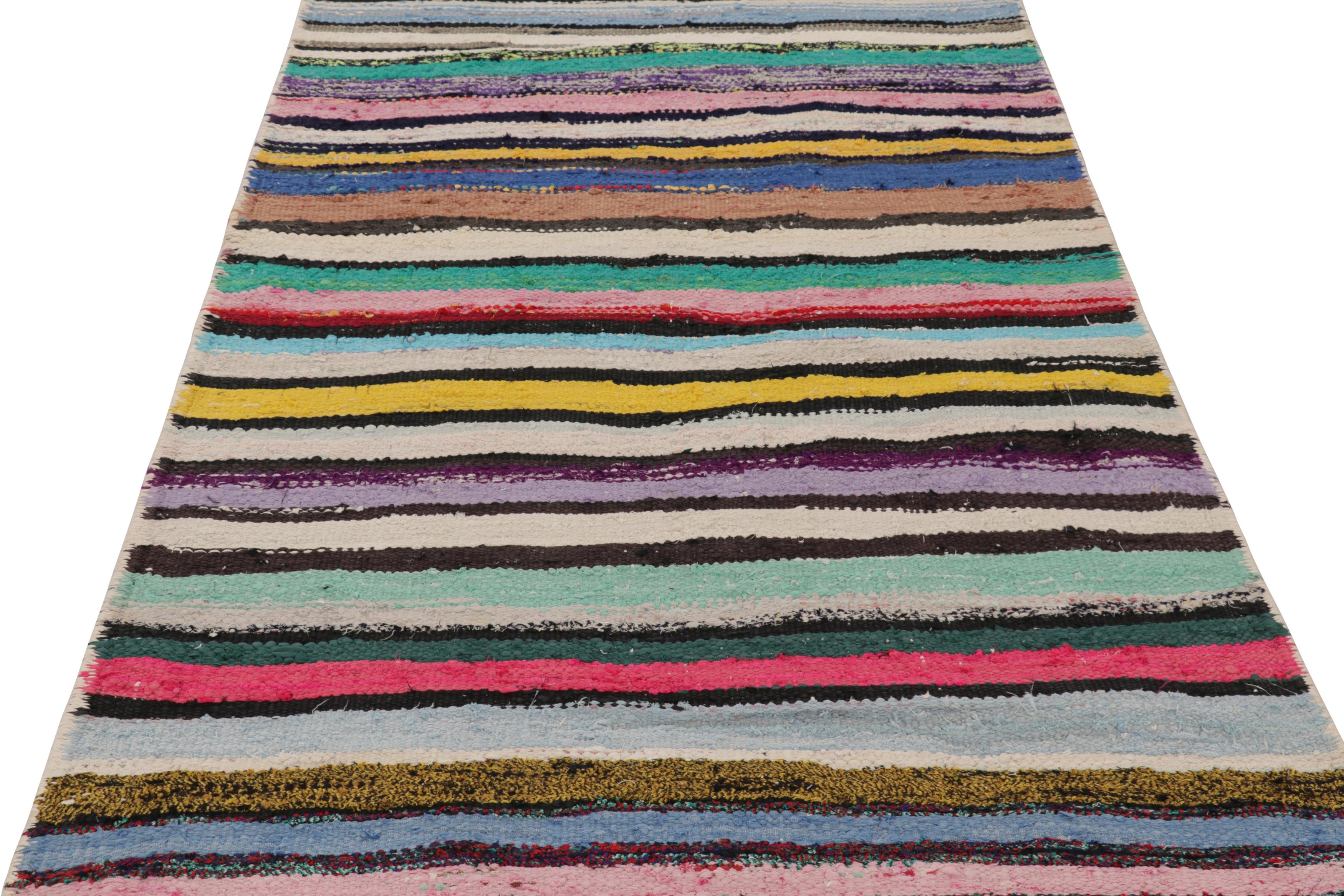 Realizzato con lana tessuta a mano in Persia tra il 1950 e il 1960, questo runner vintage Shahsavan Kilim 4x9 è un'opera particolarmente luminosa e ricercata di una nuova ed entusiasmante selezione della collezione di Rug & Kilim di Kilim classici e
