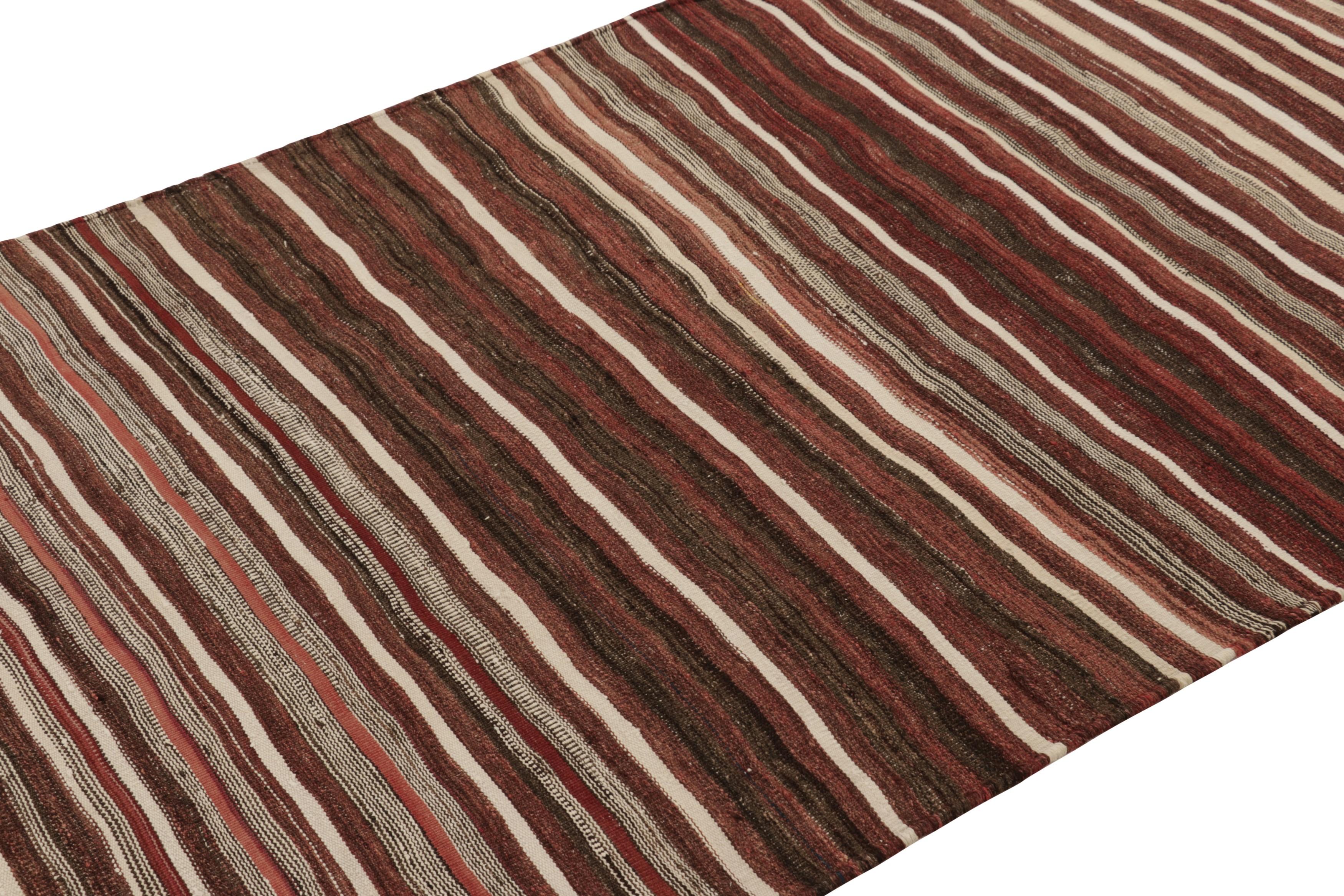 Fabricada con lana tejida a mano en Persia entre 1950 y 1960, esta alfombra Shahsavan Kilim Runner vintage de 4x9 es una obra especialmente brillante y codiciada de una nueva y emocionante selección de la colección de Kilims y Tejidos Planos
