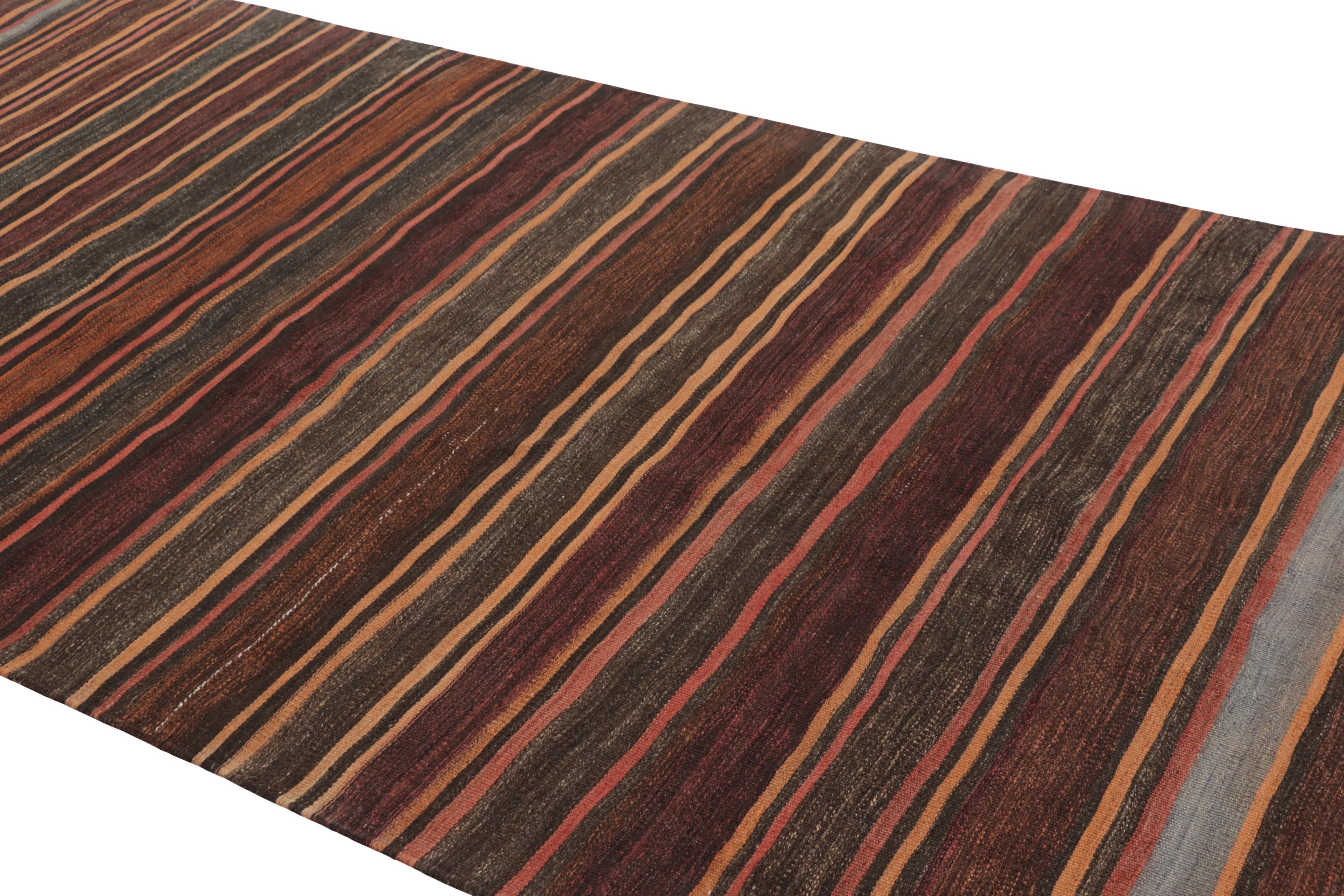 Dieser in Persien 1950-1960 aus handgewebter Wolle gefertigte Shahsavan-Kilim-Läufer im Format 6x13 ist ein besonders leuchtendes und begehrtes Stück einer aufregenden neuen Kuration aus der Kollektion klassischer Kelims und Flachgewebe von Rug &
