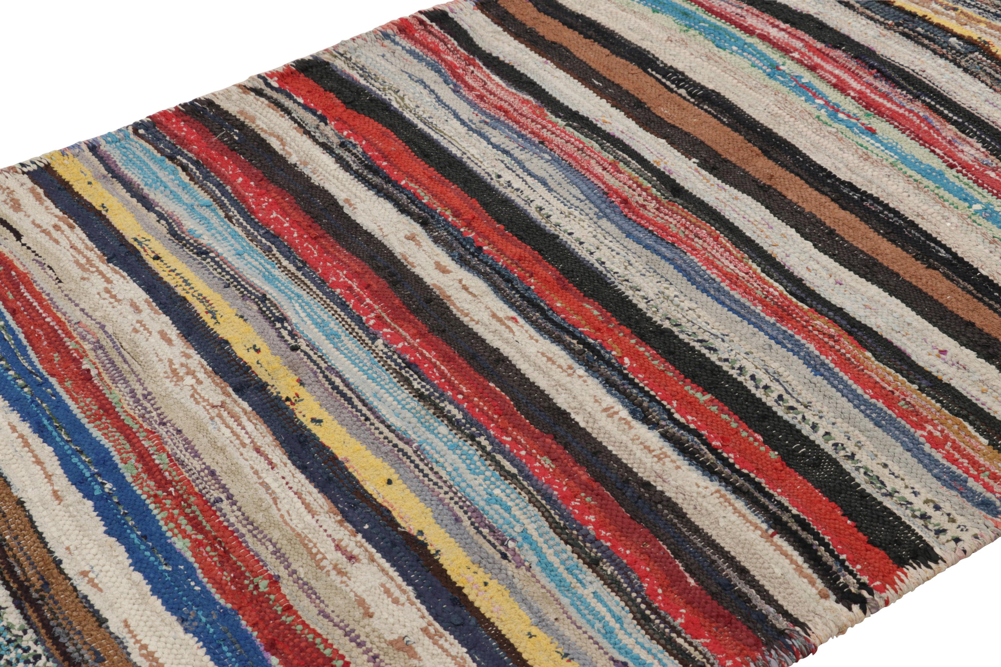 Réalisé en laine tissée à la main vers 1950-1960, ce chemin de table vintage Shahsavan Kilim 4x8 est une œuvre particulièrement lumineuse et recherchée, issue d'une nouvelle curation passionnante de la collection de Kilims et de tissages plats