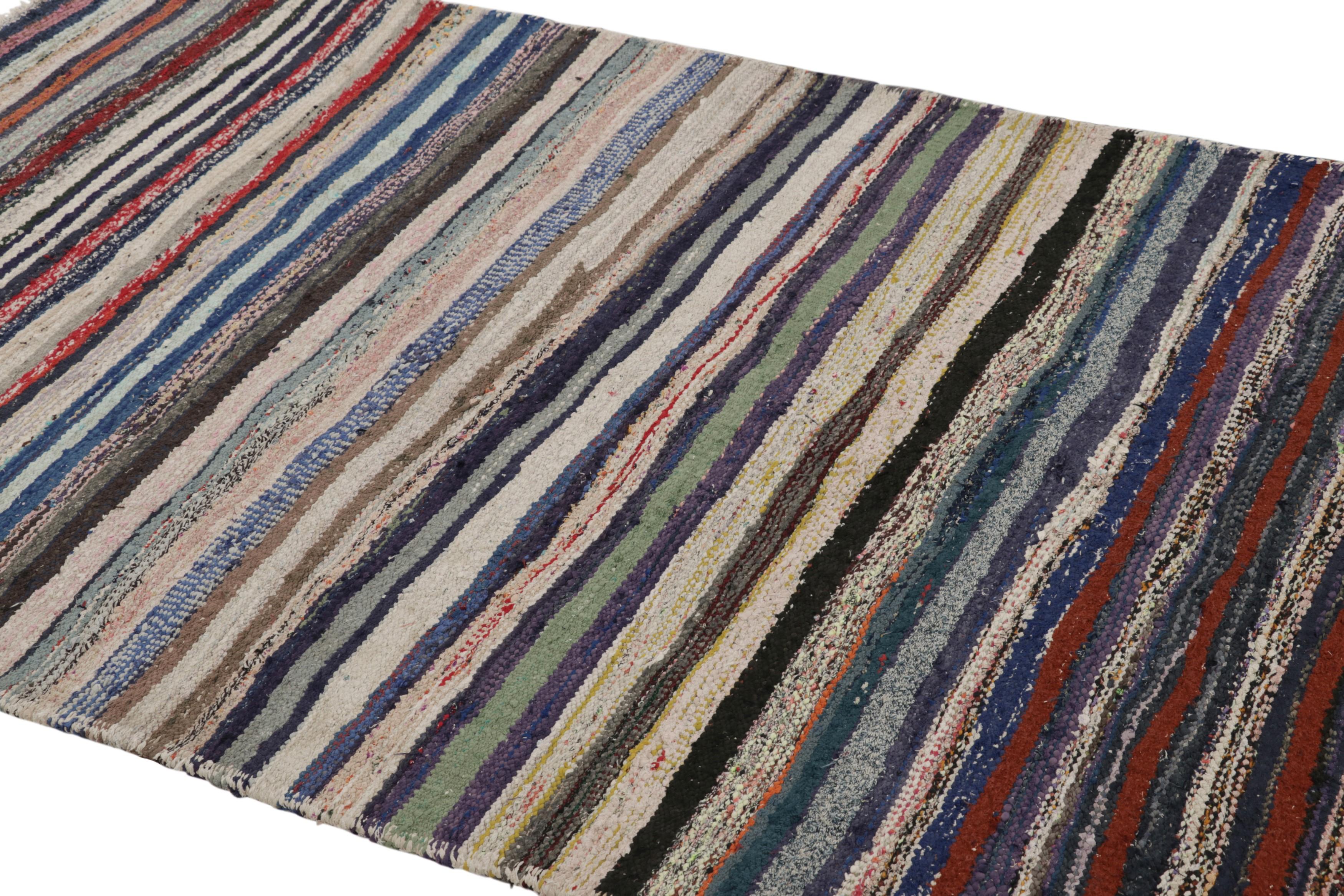 Réalisé en laine tissée à la main vers 1950-1960, ce chemin de table vintage Shahsavan Kilim 4x8 est une œuvre particulièrement lumineuse et recherchée, issue d'une nouvelle curation passionnante de la collection de Kilims et de tissages plats