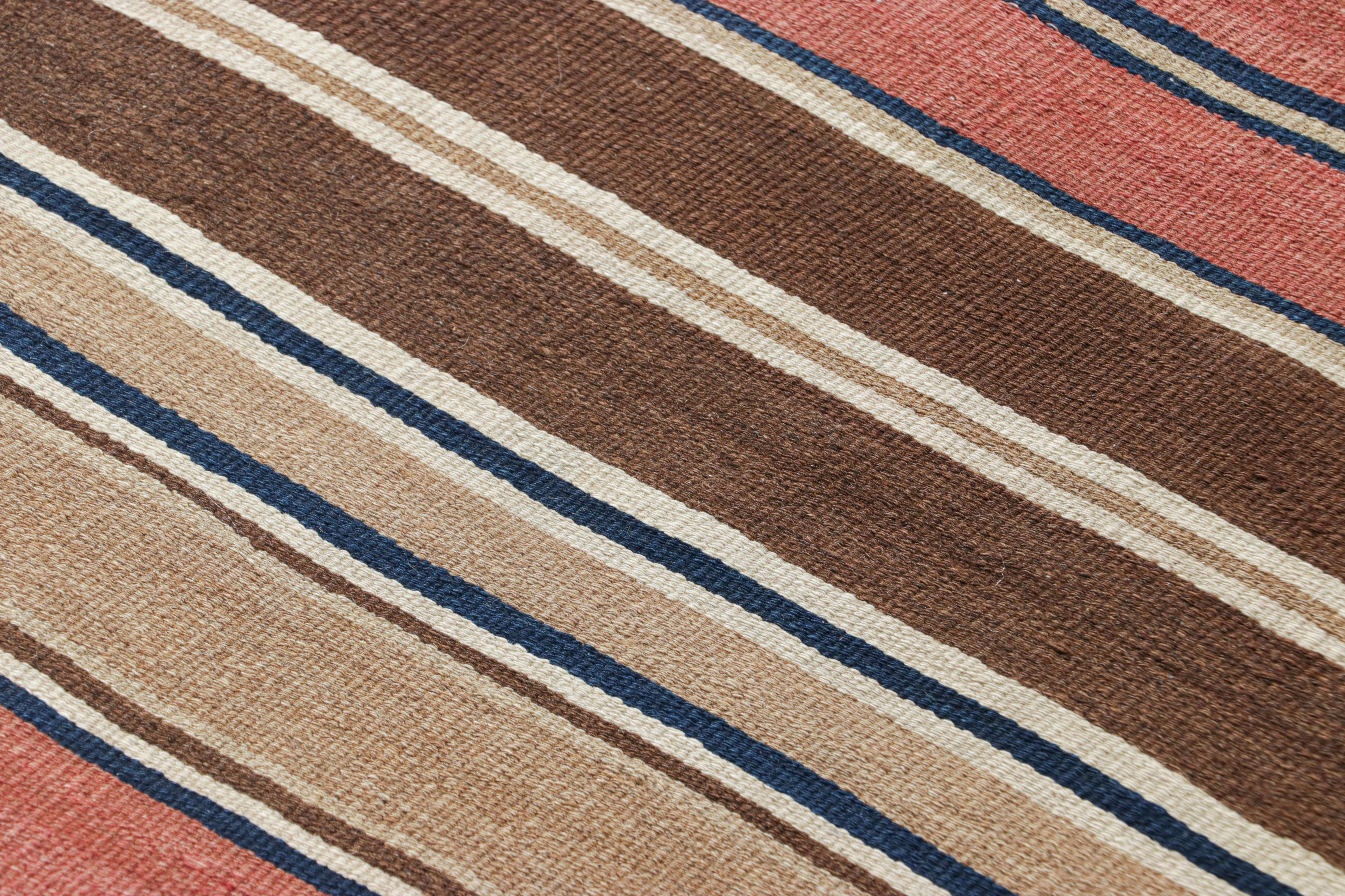 Realizzato con lana tessuta a mano in Persia intorno al 1950-1960, questo runner Shahsavan Kilim vintage 5x10 è un'opera particolarmente luminosa e ricercata di una nuova ed entusiasmante selezione della collezione di Rug & Kilim di Kilim classici e