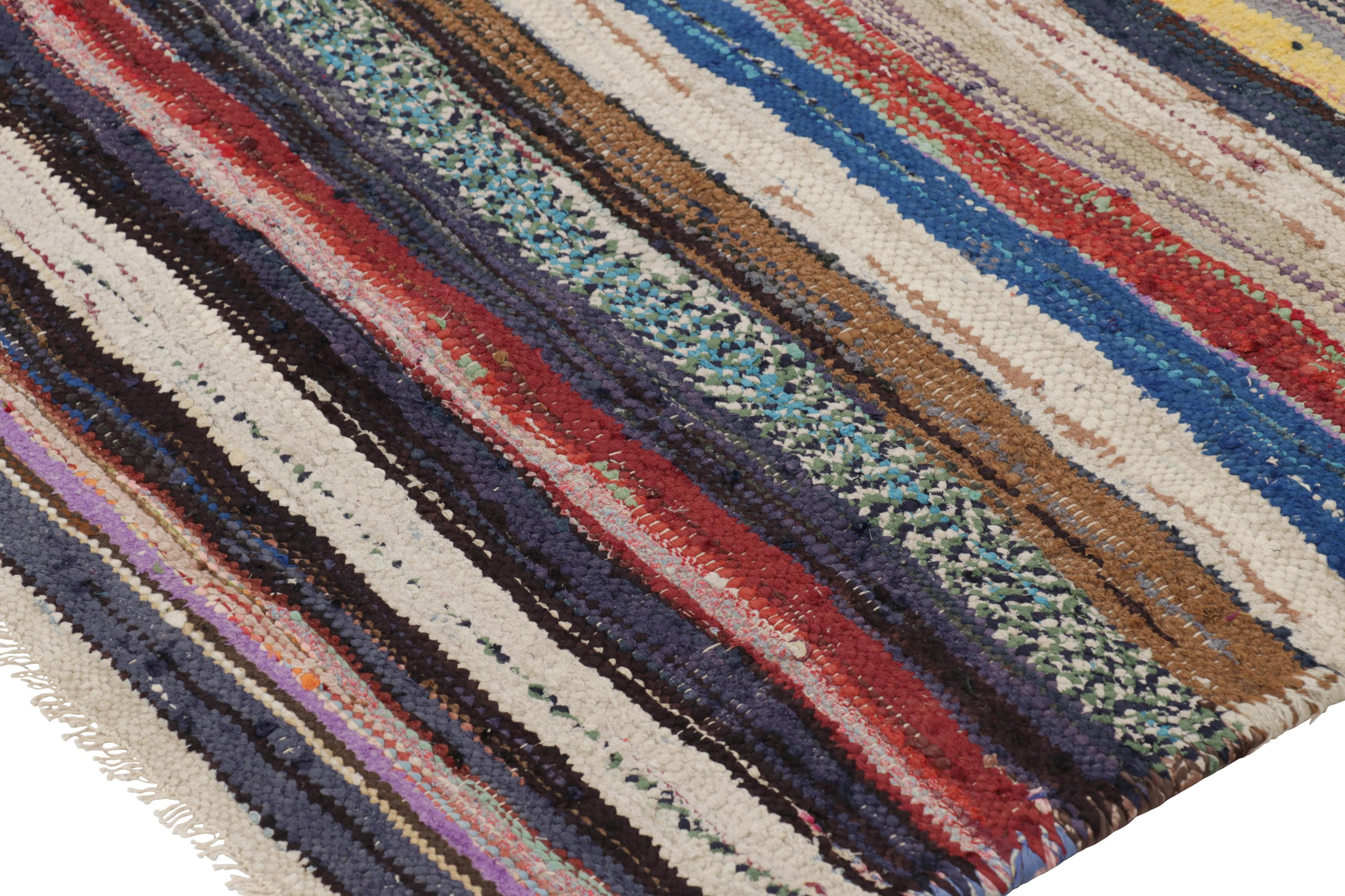 Milieu du XXe siècle Vintage Shahsavan Persian Kilim Runner with Polychromatic Stripes - Rug & Kilim en vente