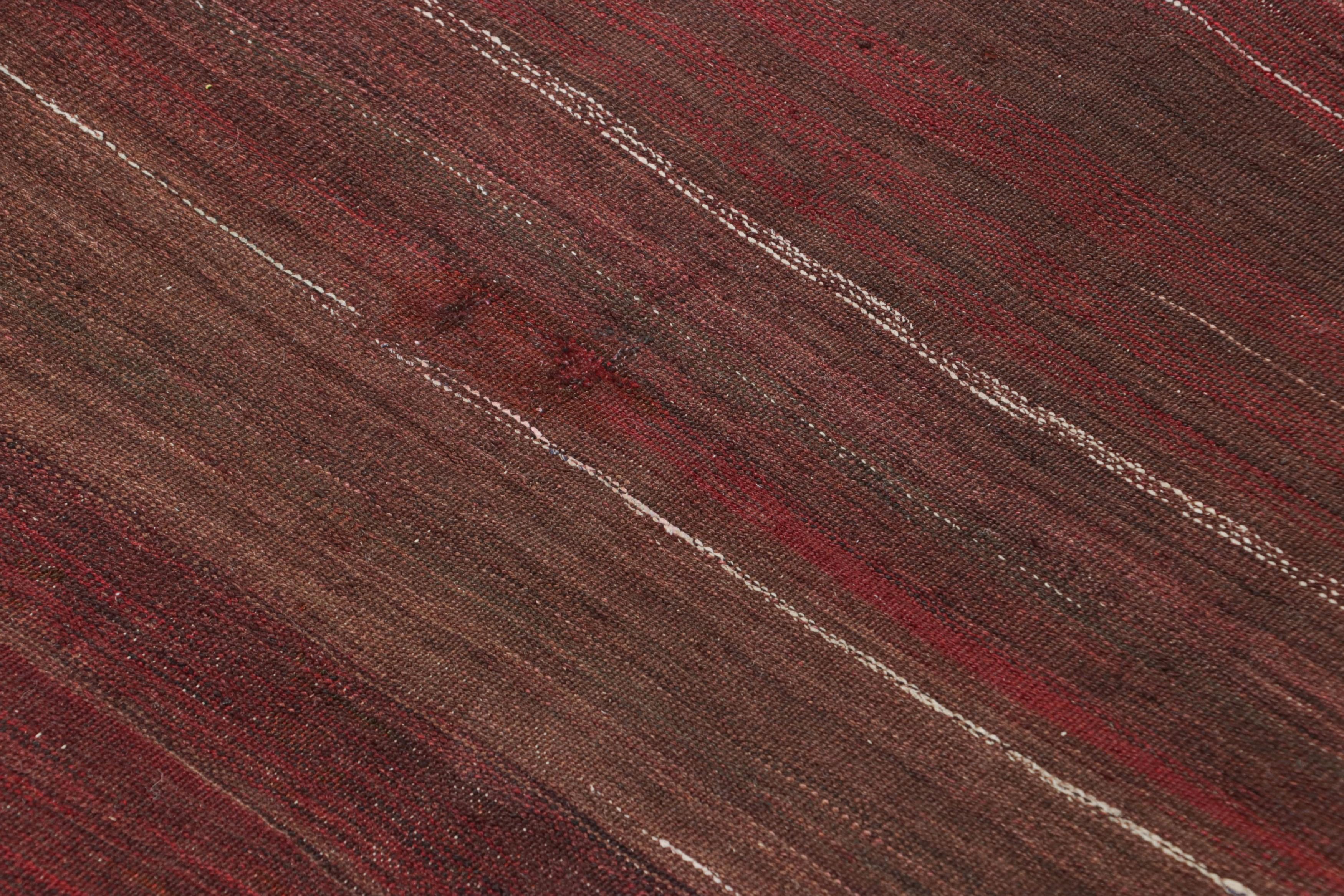 Dieser aus handgewebter Wolle in Persien um 1950-1960 gefertigte 4x12 Shahsavan-Kilim-Läufer ist ein begehrtes Stück einer aufregenden neuen Kuration aus der Kollektion klassischer Kilims und Flachgewebe von Rug & Kilim.

Über das Design:

Dieser