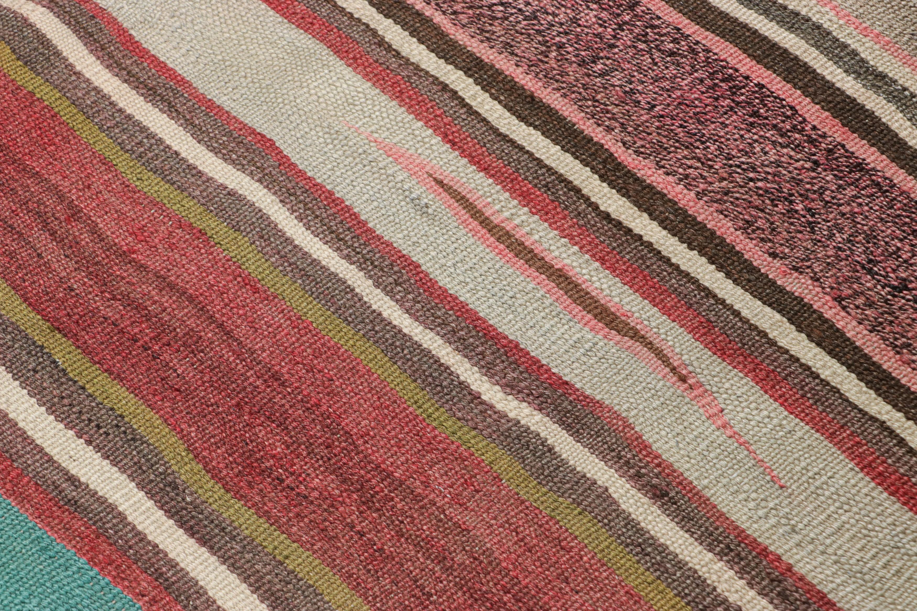 Dieser 6x10 große Schahsavan-Kilim wurde um 1950-1960 in Persien aus handgewebter Wolle hergestellt und ist ein besonders leuchtendes und begehrtes Stück einer aufregenden neuen Kuration aus der Sammlung klassischer Kelims und Flachgewebe von Rug &