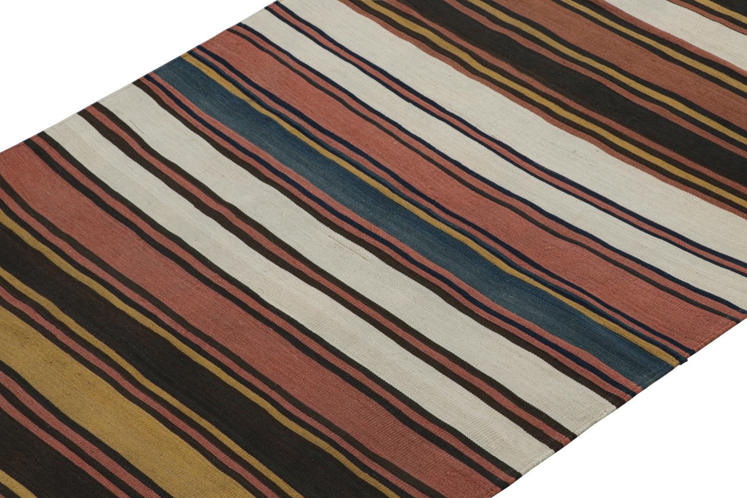 Dieser alte persische 5x11-Kilim ist ein Stammesteppich aus der Mitte des Jahrhunderts, der vermutlich vom Stamm der Schahsavanen stammt und um 1950-1960 aus Wolle handgewebt wurde.

Über das Design:

Dieses Flachgewebe erfreut sich einer