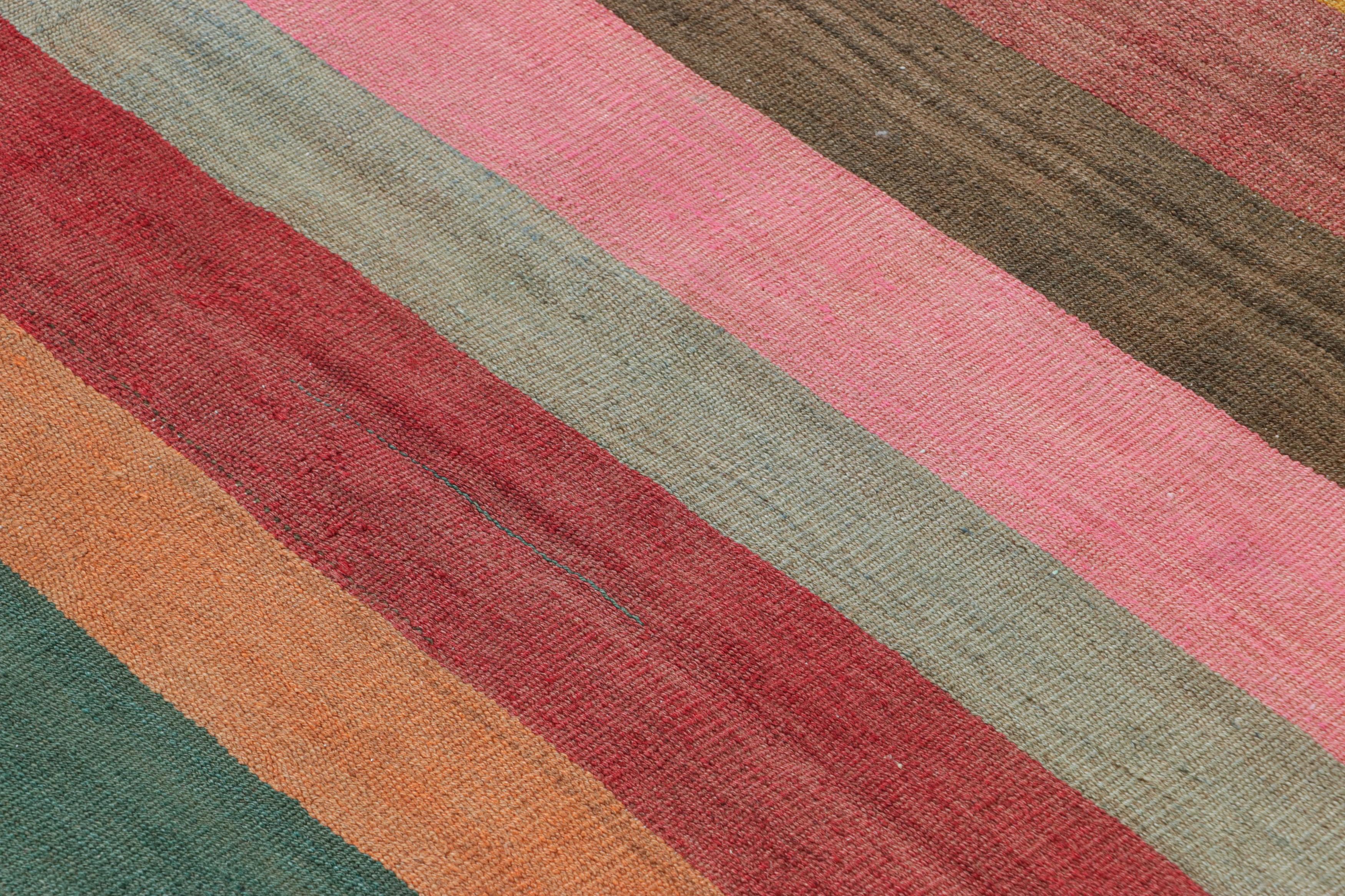 Dieser 6x7 große Schahsavan-Kilim wurde um 1950-1960 in Persien aus handgewebter Wolle hergestellt und ist ein besonders leuchtendes und begehrtes Stück einer aufregenden neuen Kuration aus der Sammlung klassischer Kelims und Flachgewebe von Rug &