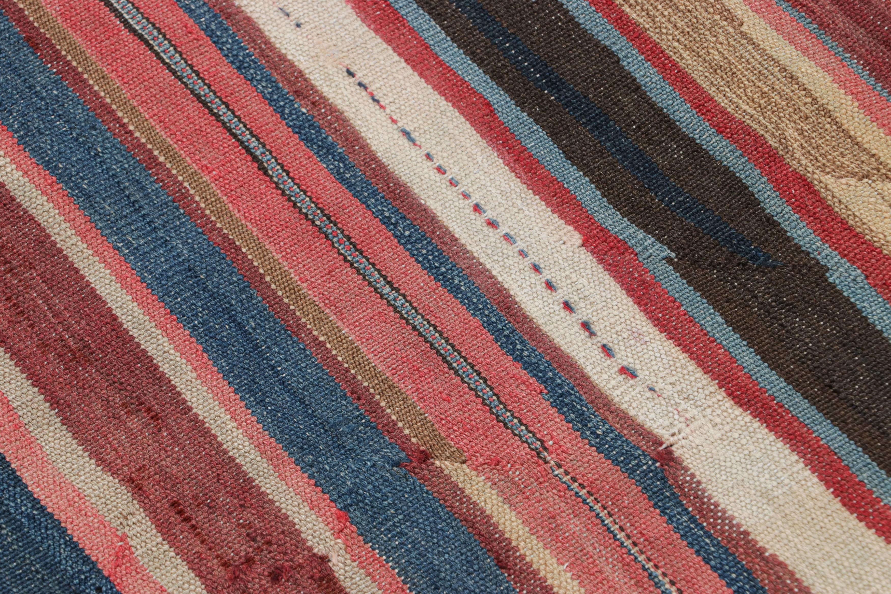  Dieser Schahsavan-Kilim (5x6) wurde um 1950-1960 in Persien aus handgewebter Wolle hergestellt und ist ein besonders helles und begehrtes Exemplar einer aufregenden neuen Kuration aus der Kollektion klassischer Kelims und Flachgewebe von Rug &