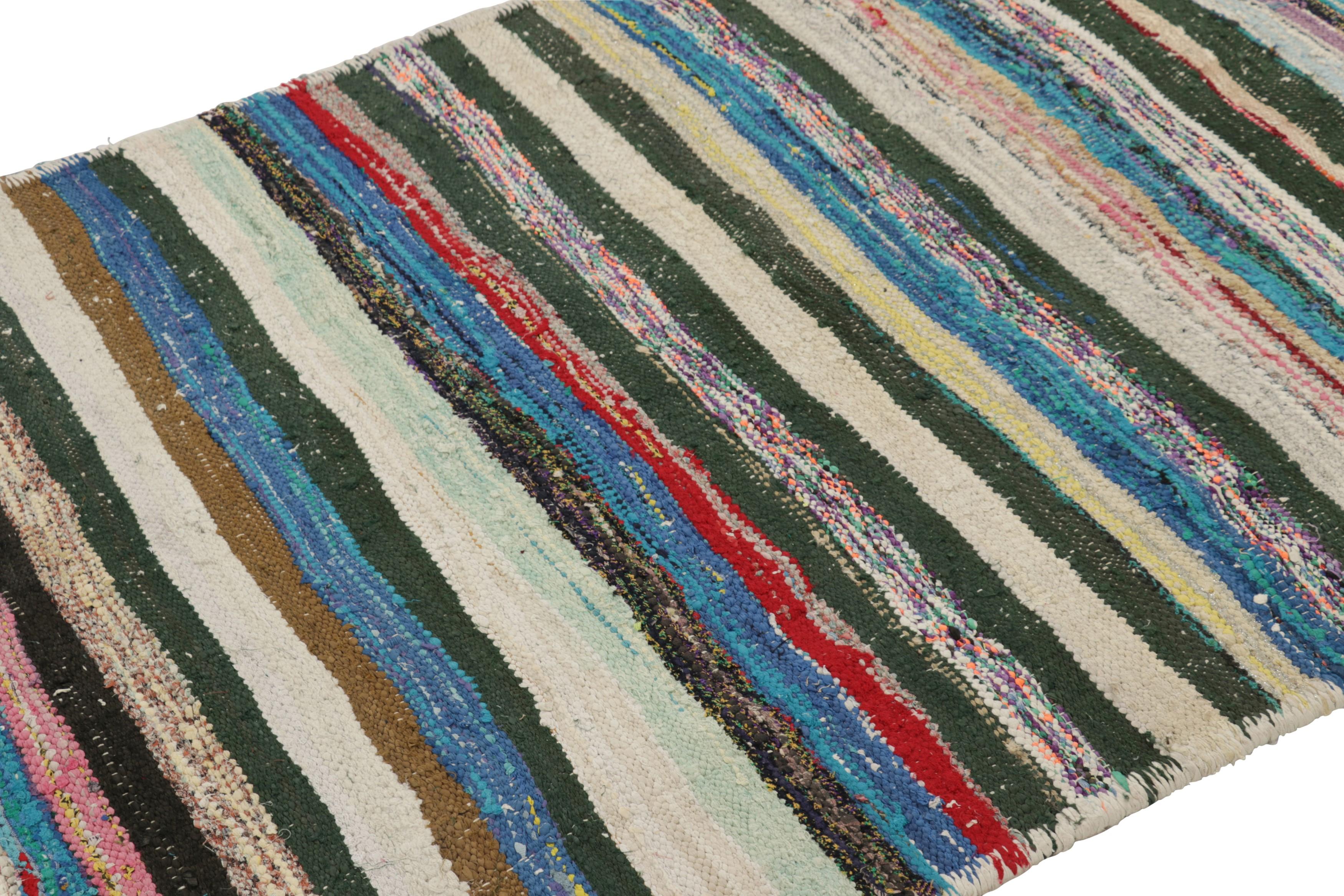 Dieser 4x7 Shahsavan-Kilim aus handgewebter Wolle (ca. 1950-1960) ist ein besonders leuchtendes und begehrtes Exemplar einer aufregenden neuen Kuration aus der Kollektion klassischer Kelims und Flachgewebe von Rug & Kilim.

Über das Design:

Dieser